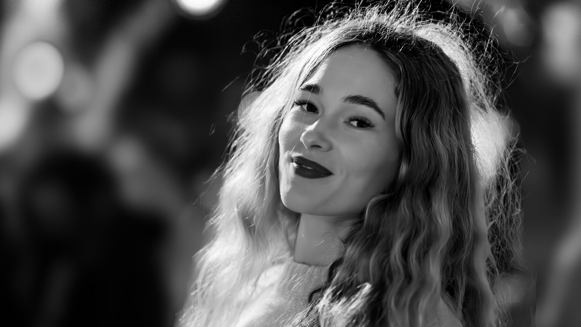 Sasha Sytenko — a smile in natural light. Photography: Martin Fennema.