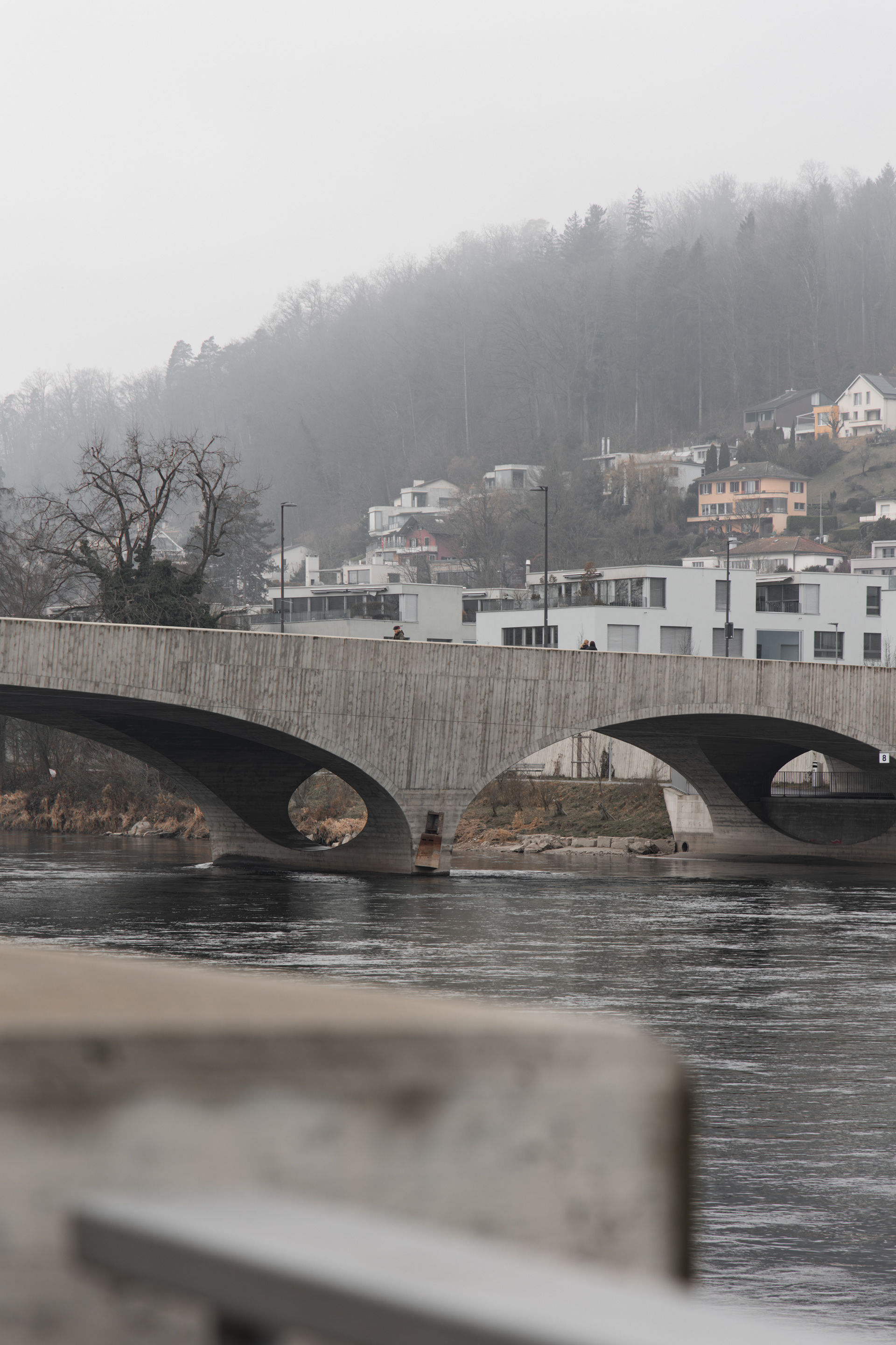 MKPHOTO, Architekturfotograf aus Aarau, Pont Neuf Aarau, Brücke bei Nebelstimmung mit Aarepark-Quartier im Hintergrund. 