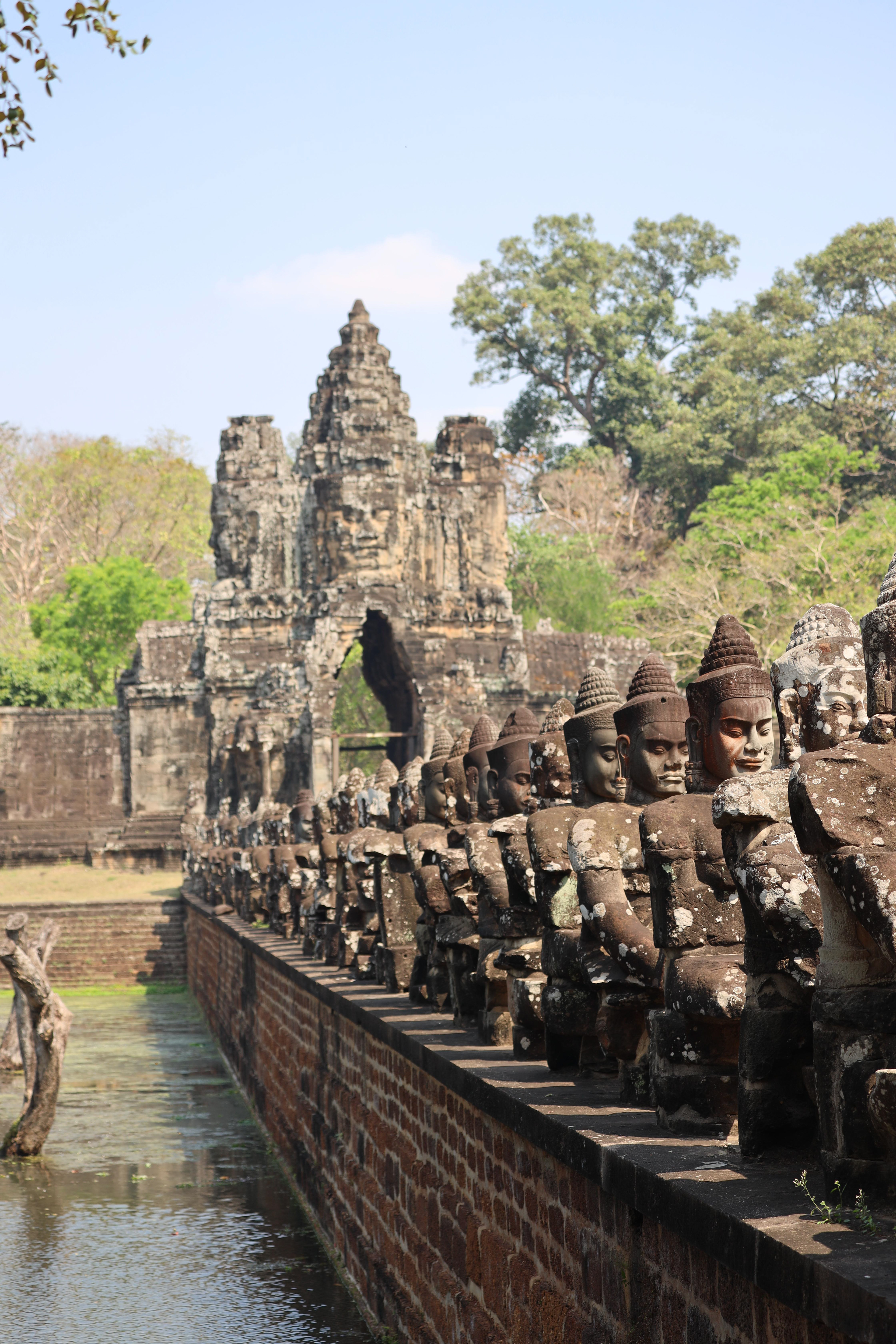MKPHOTO, Landschaftsfotograf Schweiz, Statuen beim Eingangsportal zu den Tempelanlagen von Angkor Thom in Kambodscha. 