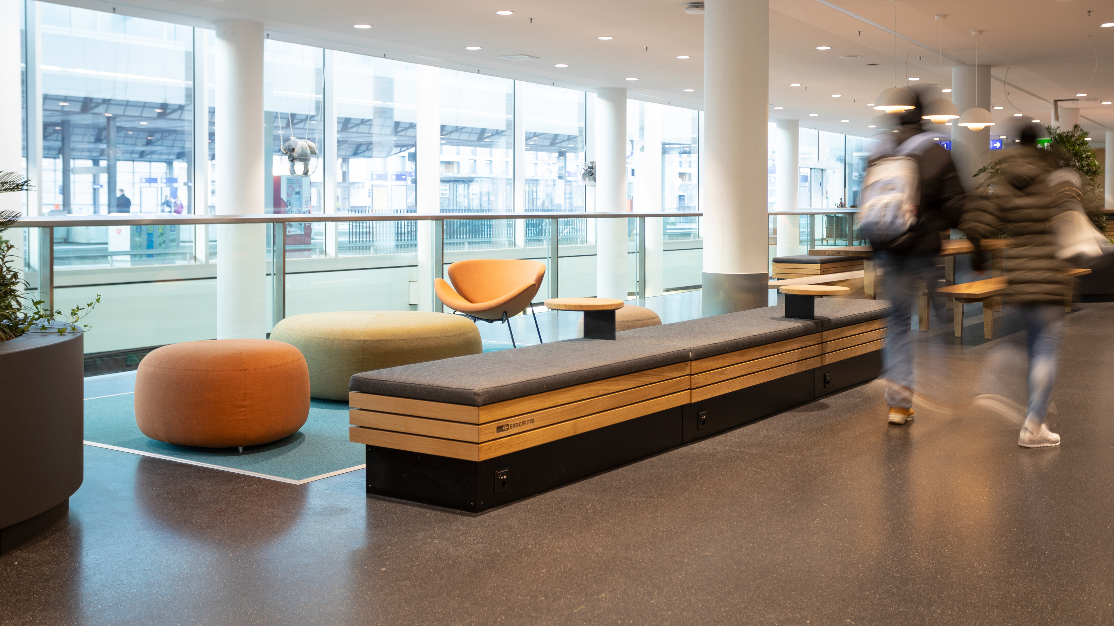 MKPHOTO, Architekturfotograf aus Aarau, SBB Bahnhof Aarau, Polstermöbel aus Eichenholz.