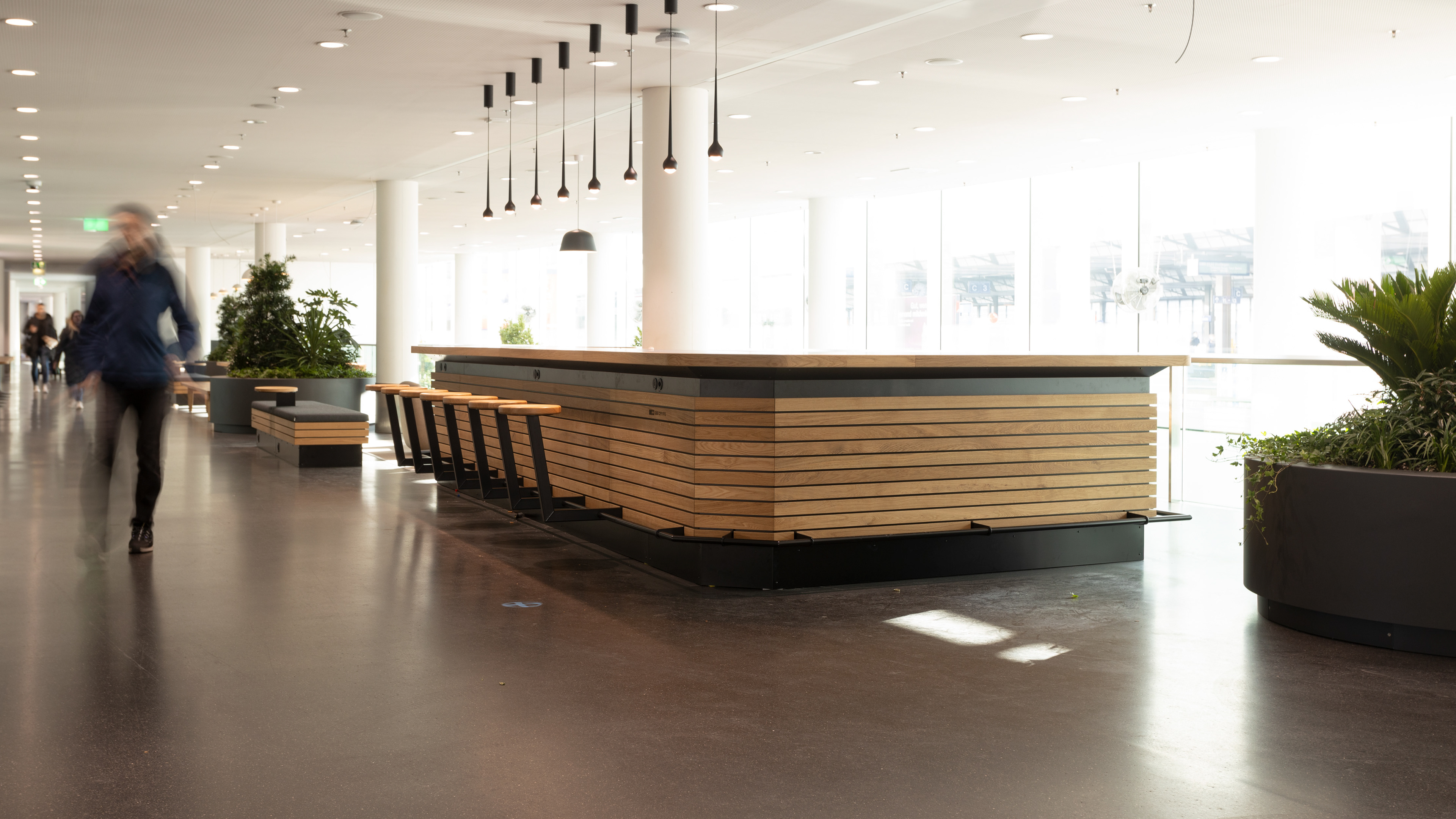 MKPHOTO, Architekturfotograf aus Aarau, SBB Bahnhof Aarau, Bartheke mit Hocker aus Eichenholz.