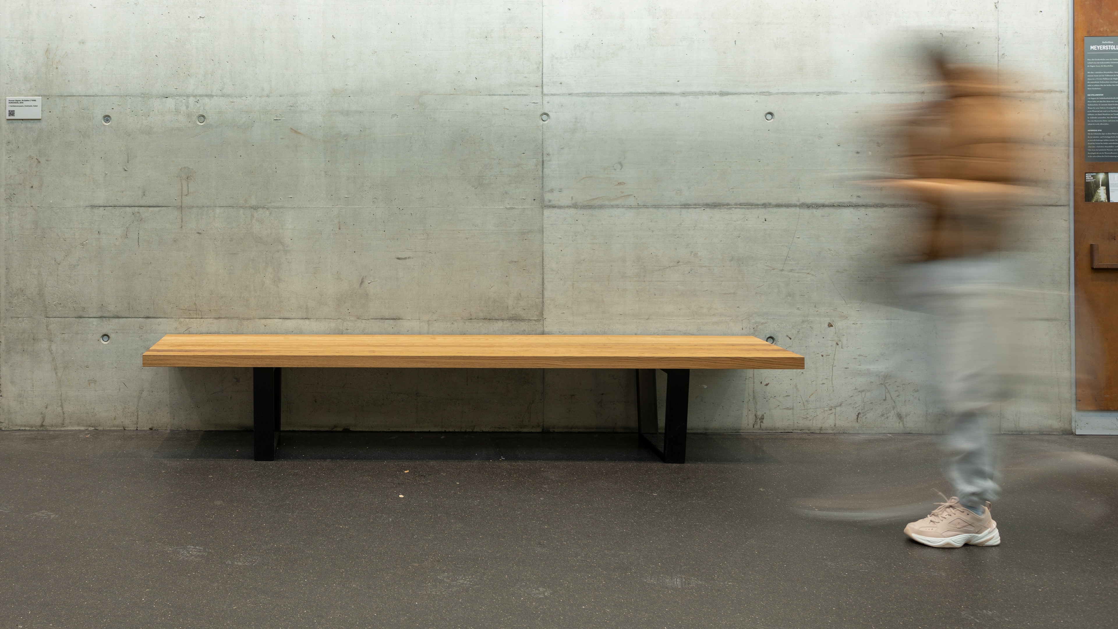 MKPHOTO, Architekturfotograf aus Aarau, SBB Bahnhof Aarau, Sitzbank aus Eichenholz. 