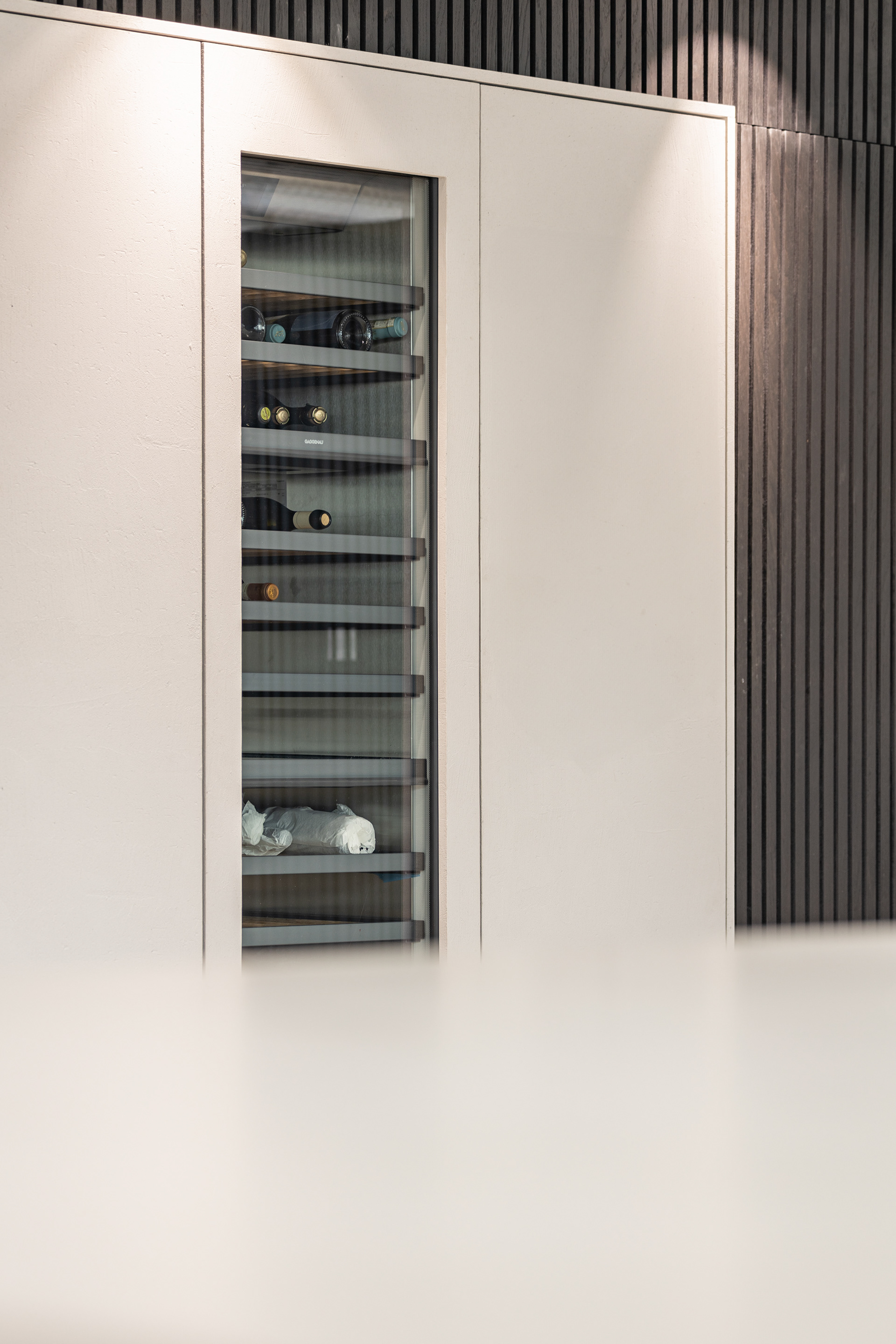 MKPHOTO, Architekturfotograf Zürich, Kochstudio Autocity Emil Frey Zürich Nord, Weinkühlschrank integriert in Räuchereiche Akustikwand. 