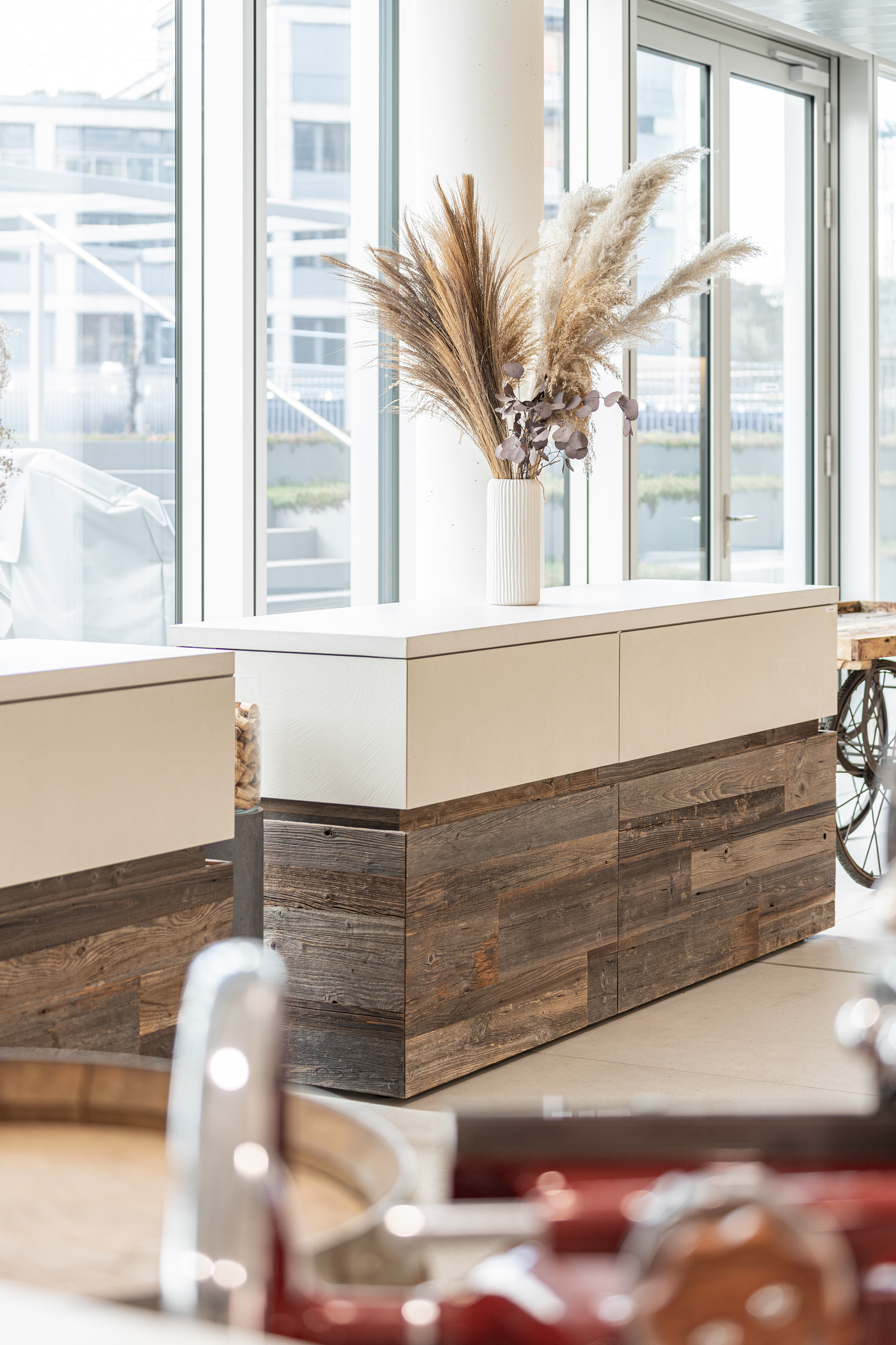 MKPHOTO, Architekturfotograf Zürich, Kochstudio Autocity Emil Frey Zürich Nord, Highboards in Eichen-Altholz kombiniert mit Spachtelfronten. 