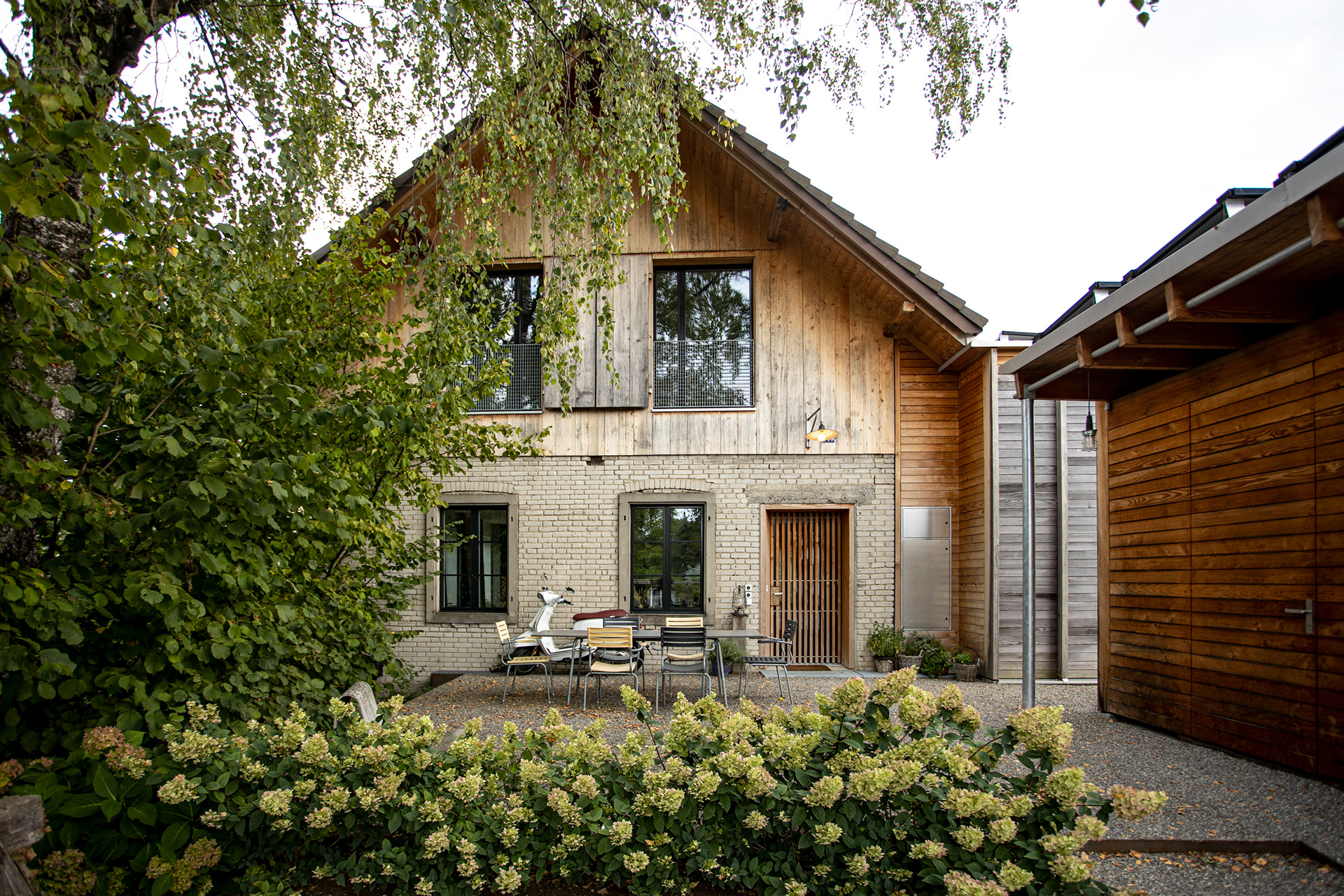 MKPHOTO, Architekturfotograf aus Aarau, Umgebaute Werkstatt in Gontenschwil, Hauseingang mit Sitzplatz. 