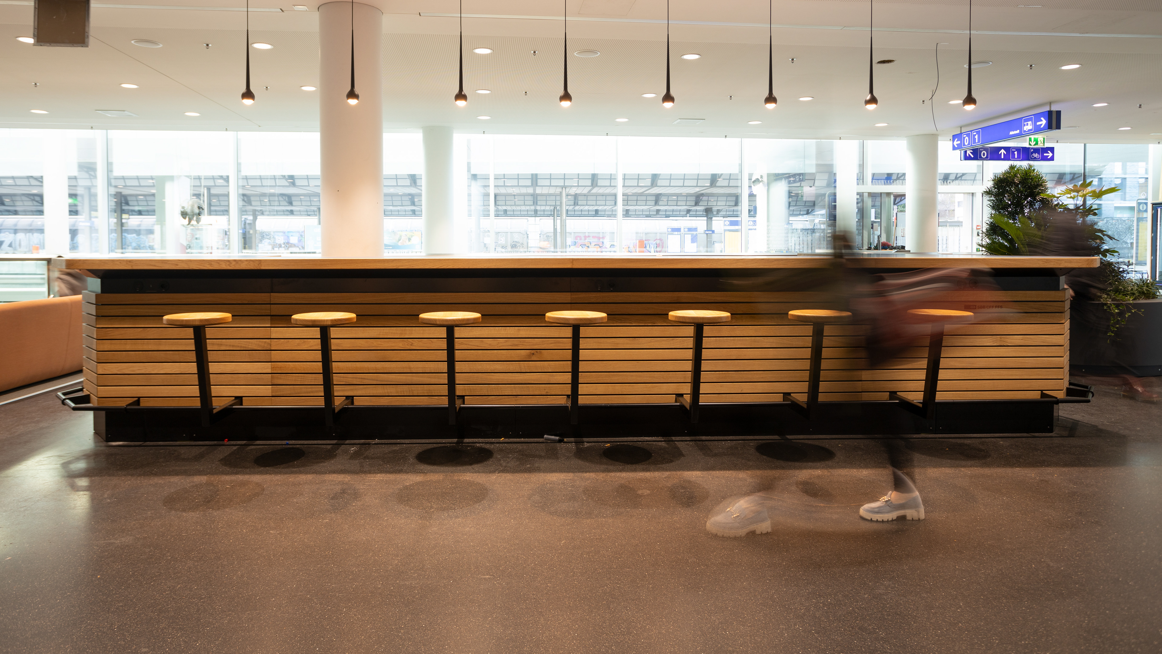 MKPHOTO, Architekturfotograf aus Aarau, SBB Bahnhof Aarau, Bartheke mit Hocker aus Eichenholz.