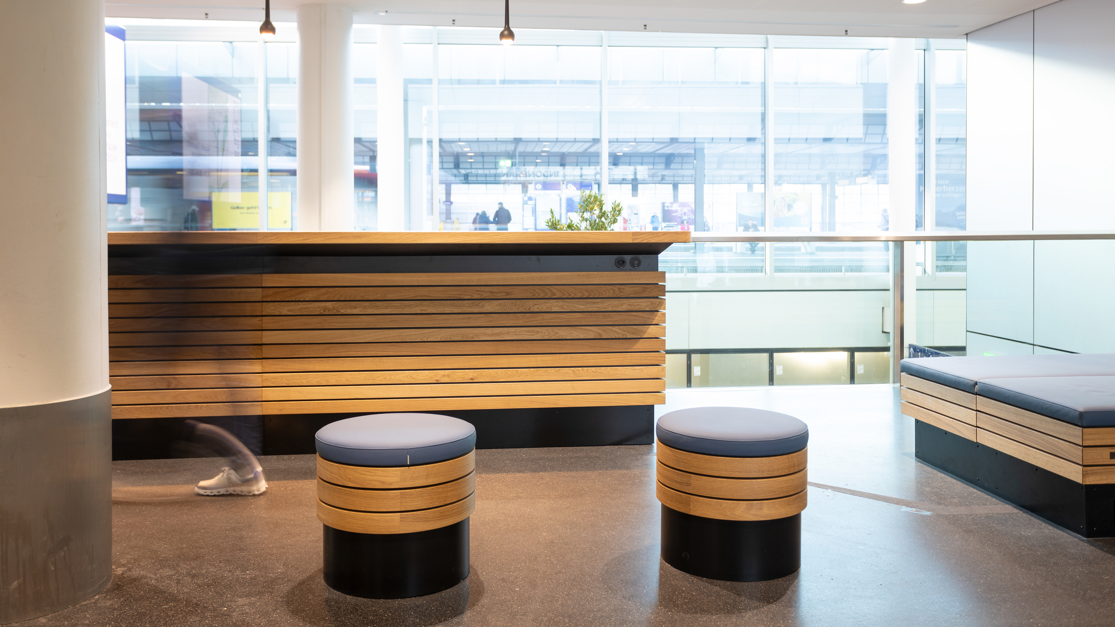 MKPHOTO, Architekturfotograf aus Aarau, SBB Bahnhof Aarau, Polstermöbel und Stehtische aus Eichenholz.