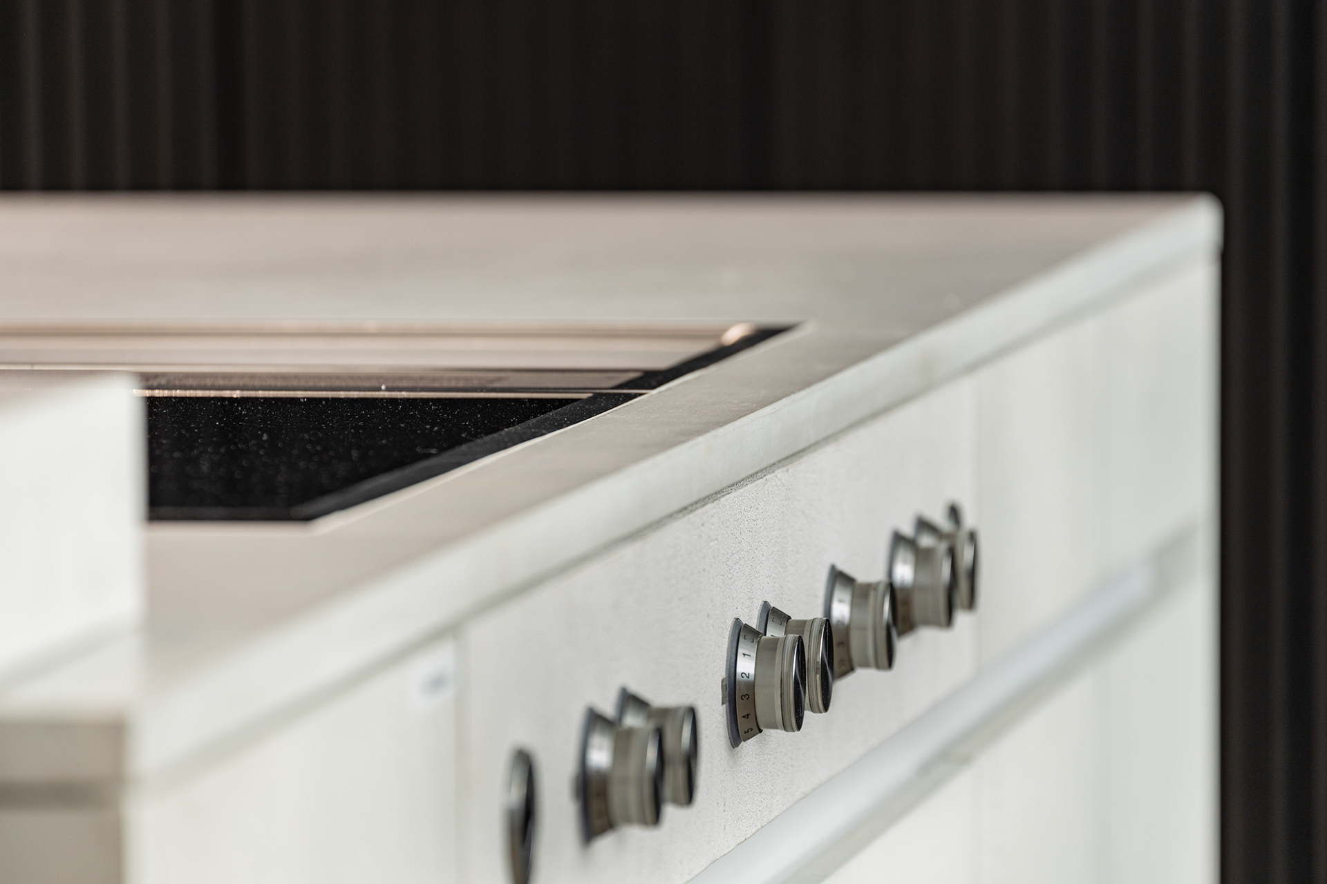 MKPHOTO, Architekturfotograf Zürich, Kochstudio Autocity Emil Frey Zürich Nord, Betonküchenabdeckung kombiniert mit Spachtelfronten. 