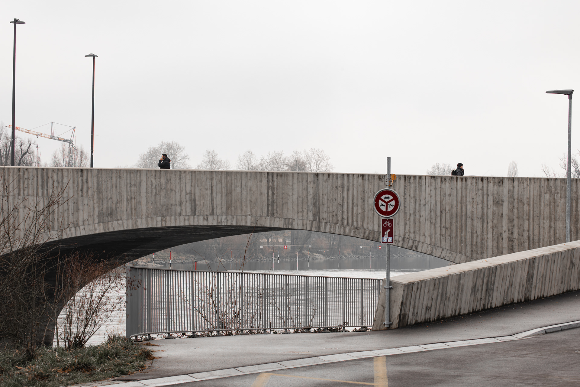MKPHOTO, Architekturfotograf aus Aarau, Pont Neuf Aarau, Start der Brücke mit Passanten. 