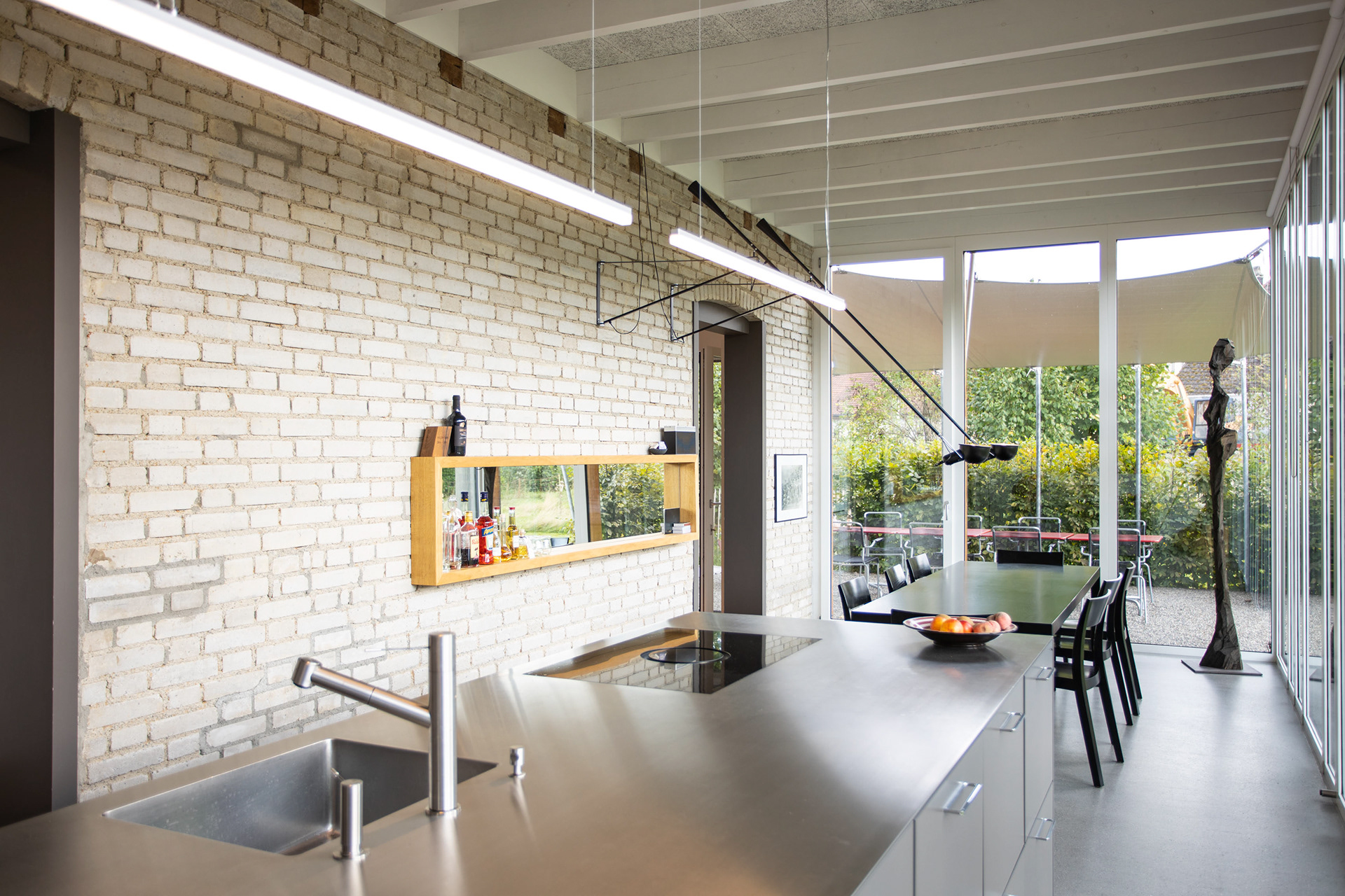 MKPHOTO, Architekturfotograf aus Aarau, Umgebaute Werkstatt in Gontenschwil, Kücheninsel und Essbereich im Anbau.