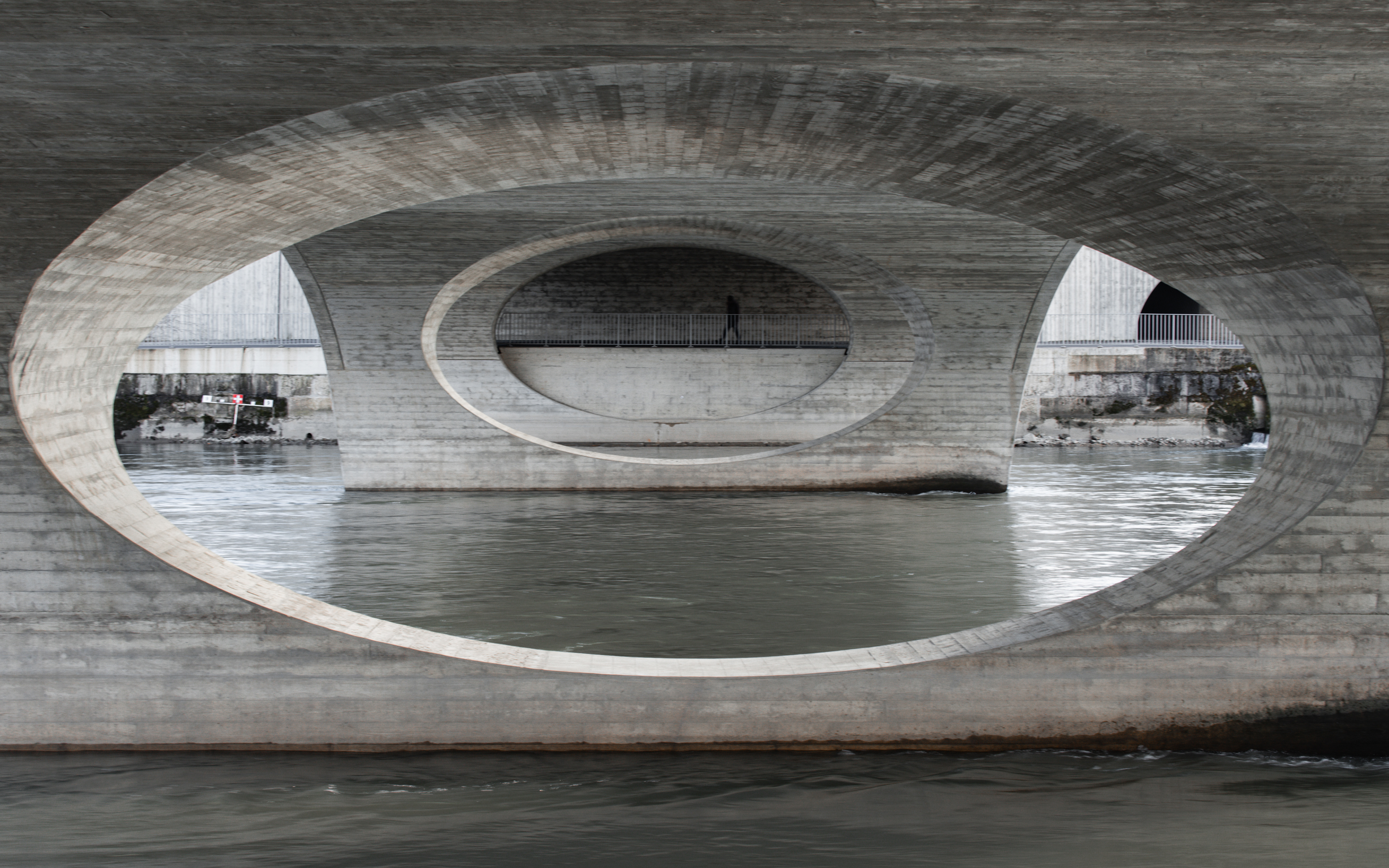 MKPHOTO, Architekturfotograf aus Aarau, Pont Neuf Aarau, Blick durch die ovalen Brückenpfeiler. 