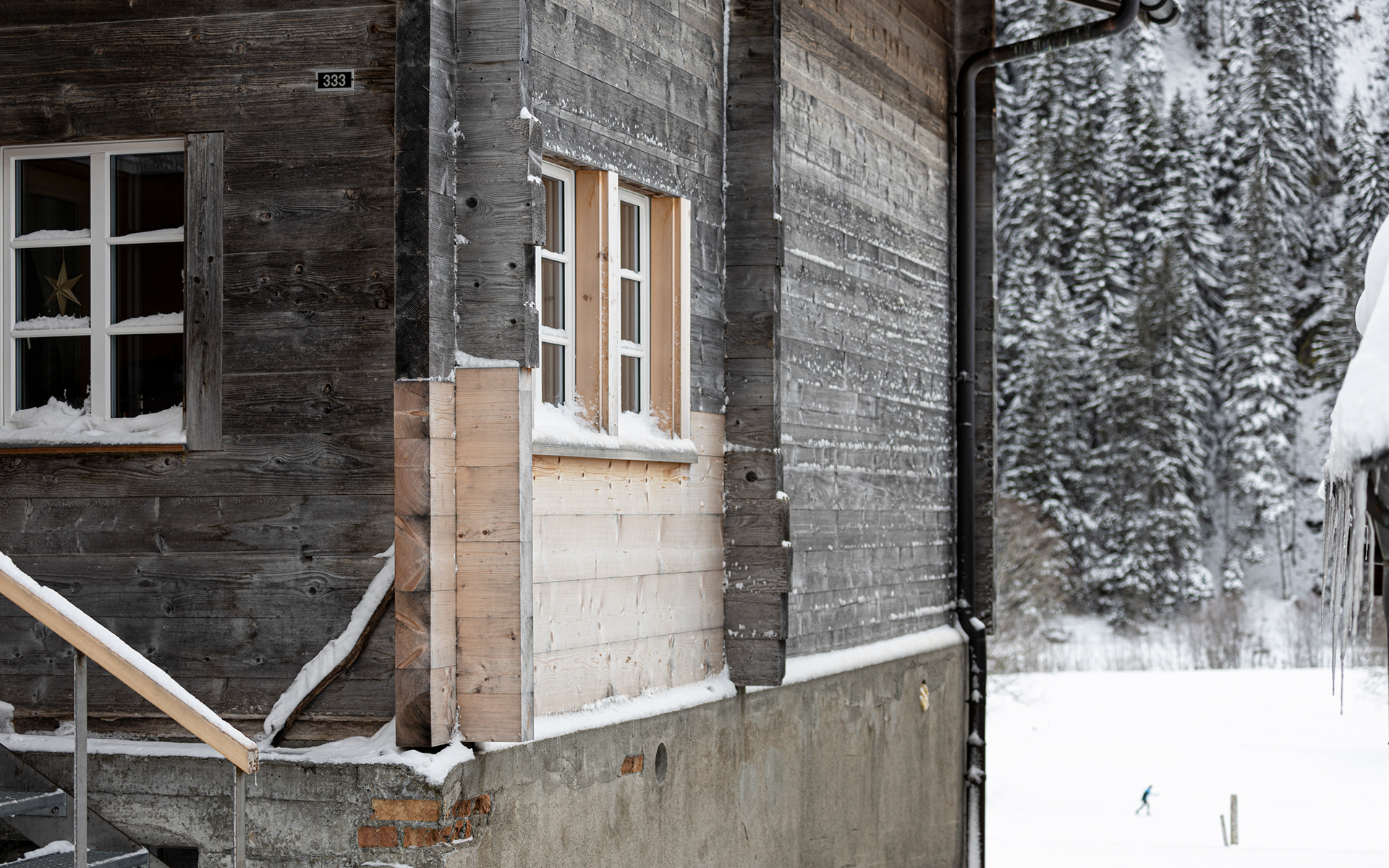 MKPHOTO, Architekturfotograf aus Aarau, Umgebautes Wohnhaus in Gadmen, Fassade mit altem und neuem Strick 