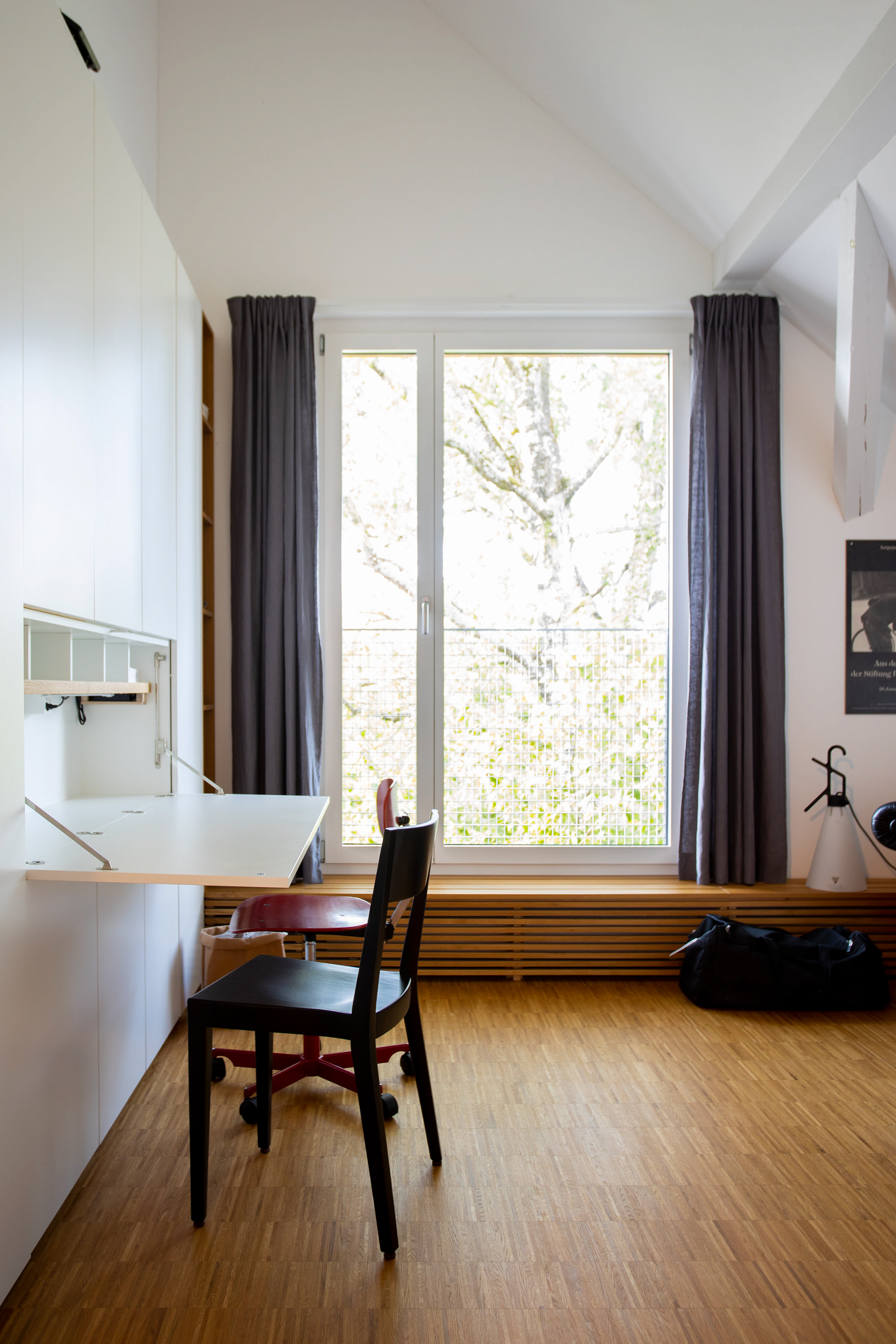 MKPHOTO, Architekturfotograf aus Aarau, Umgebaute Werkstatt in Gontenschwil, Einbauschränke mit Sekretär im Schlafzimmer.