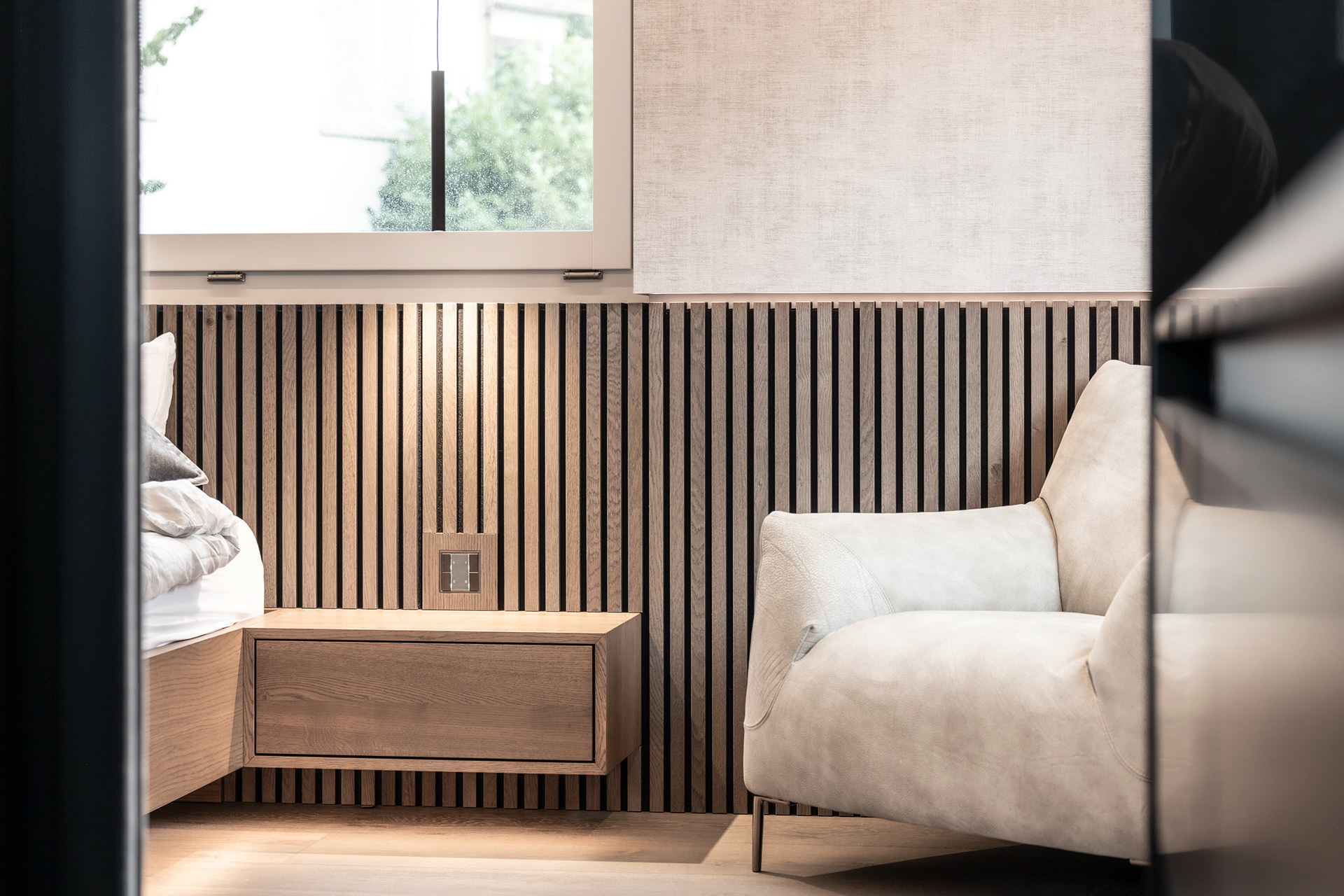 MKPHOTO, Architekturfotograf Aarau, Neubau Zofingen, Eichenholz Bettrahmen mit Nachttisch und Akustikwandpanelen. 