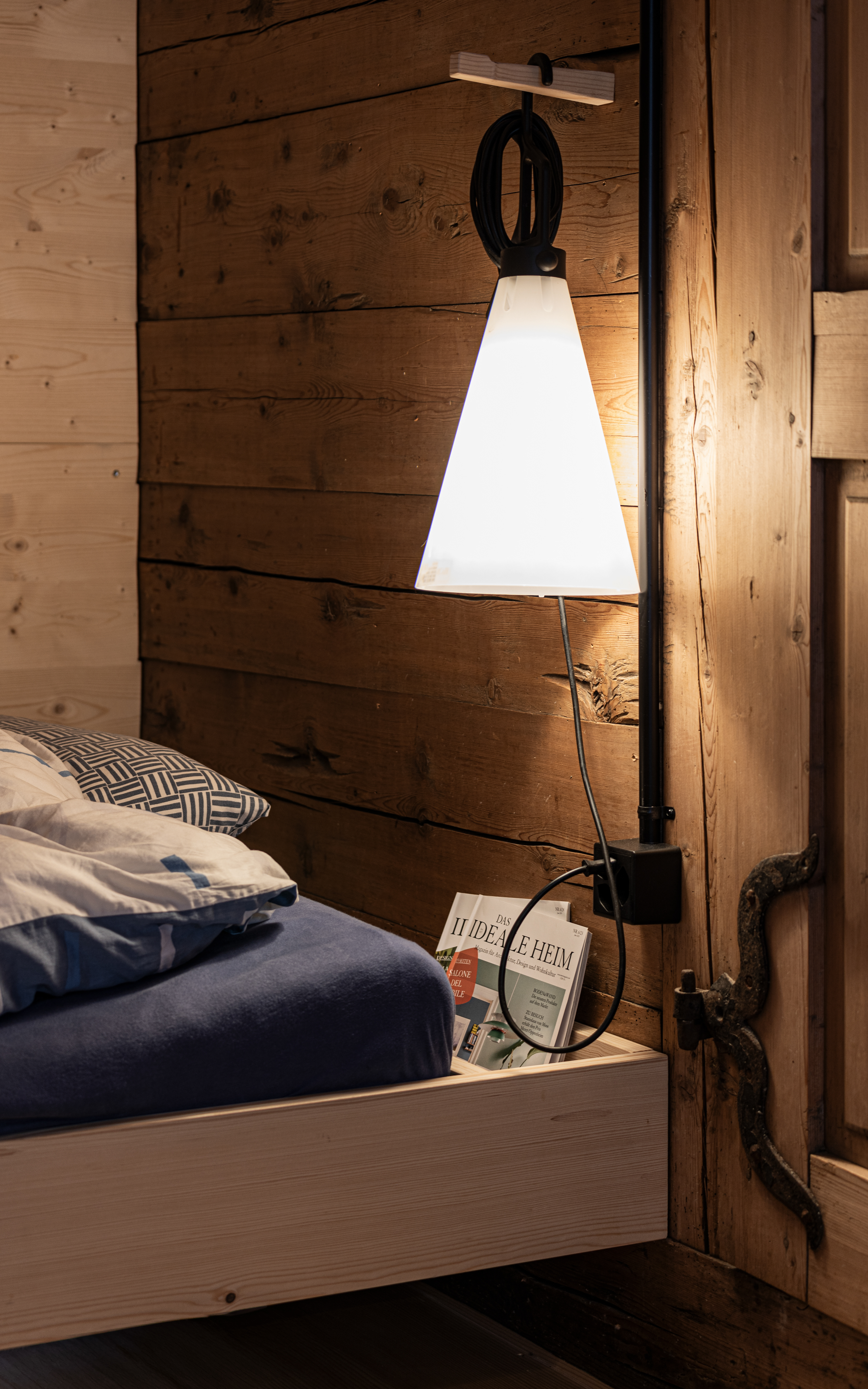 MKPHOTO, Architekturfotograf aus Aarau,  Umgebautes Wohnhaus in Gadmen, Neuer Massivholz-Bettrahmen schliesst am alten Strick an. 