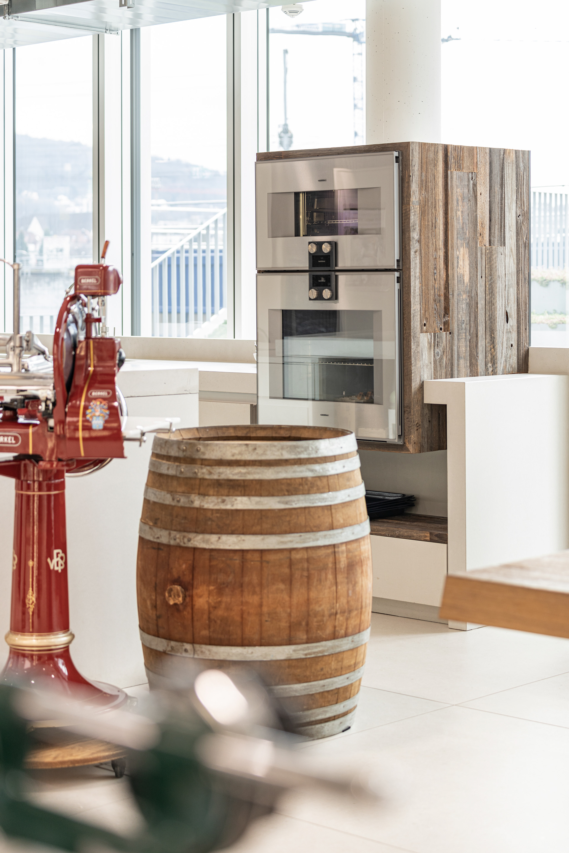 MKPHOTO, Architekturfotograf Zürich, Kochstudio Autocity Emil Frey Zürich Nord, Backofen und Steamer in Altholzrahmen. 
