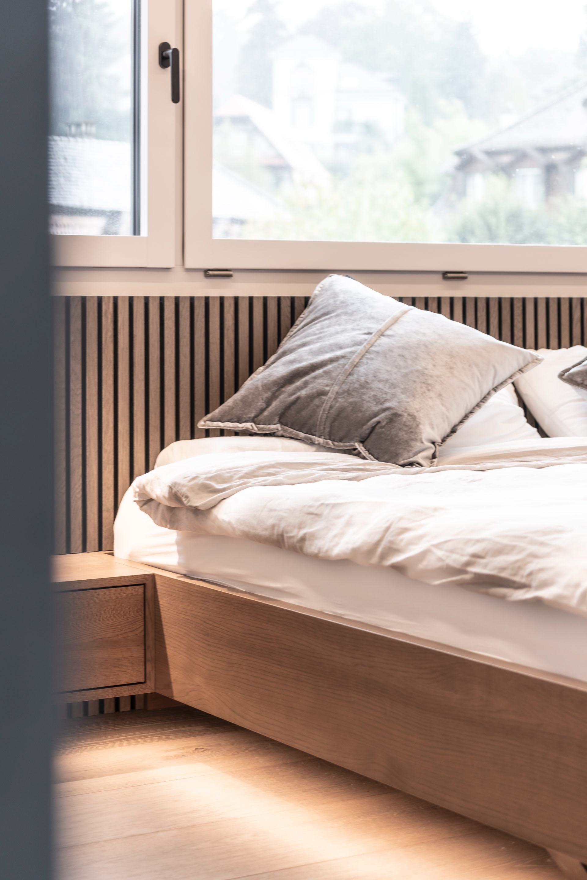 MKPHOTO, Architekturfotograf Aarau, Neubau Zofingen, Eichenholz Bettrahmen mit Nachttisch. 