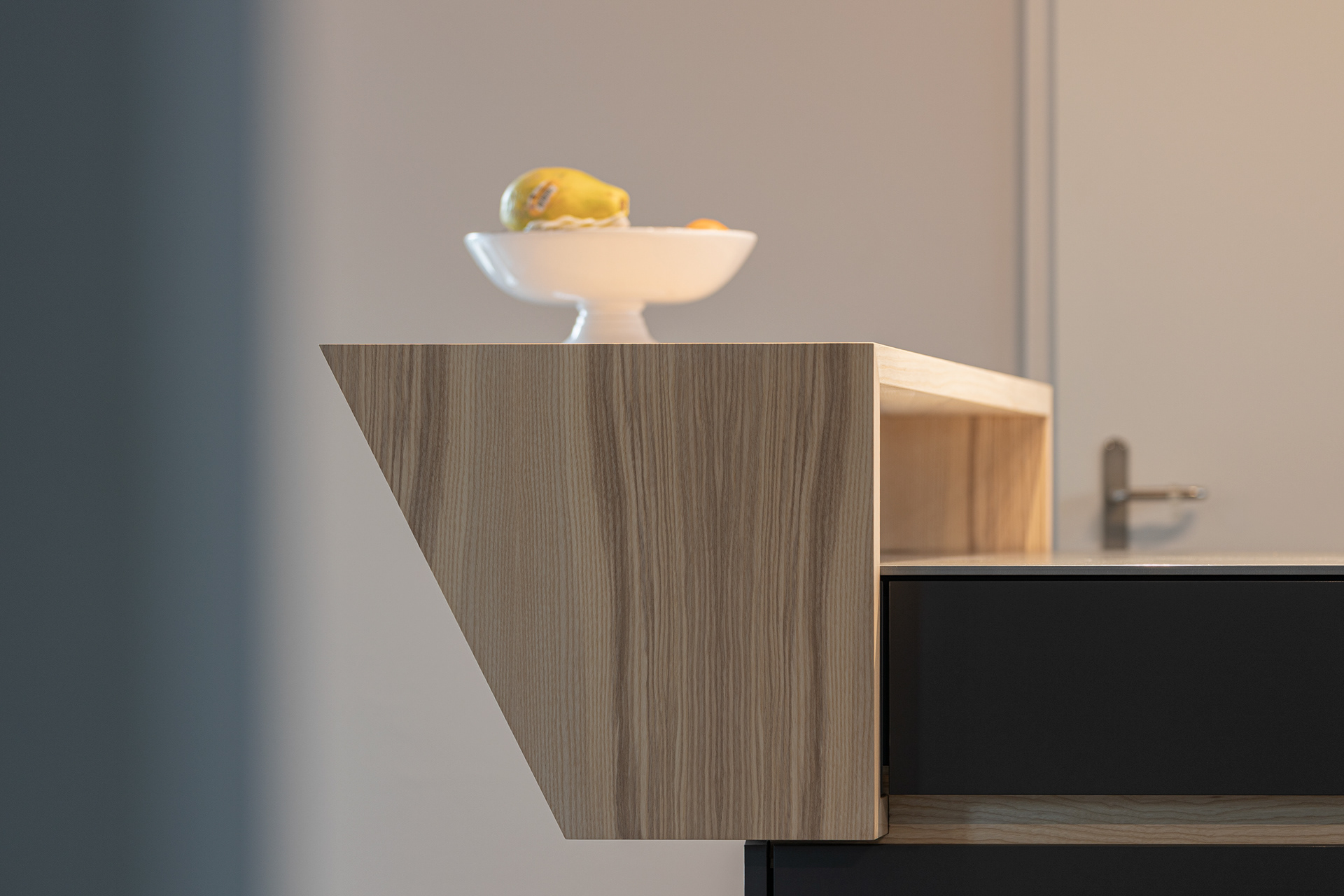 MKPHOTO, Architekturfotograf Zürich, Umbau Küche Oberrohrdorf, Eschenholz-Barablage kombiniert mit schwarzer Küchenfront 