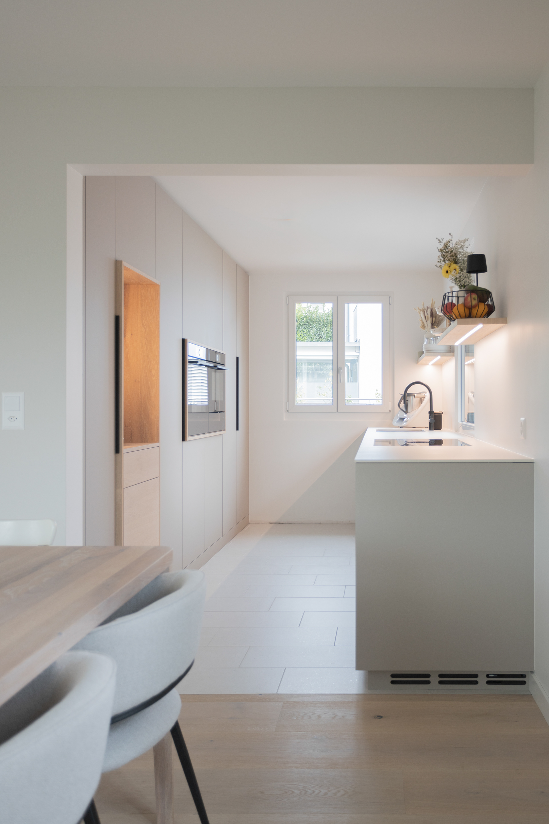 MKPHOTO, Architekturfotograf Aarau, Umbau Oftringen, Pastellfarbene Küche mit Eichenholz Nischenelement. 