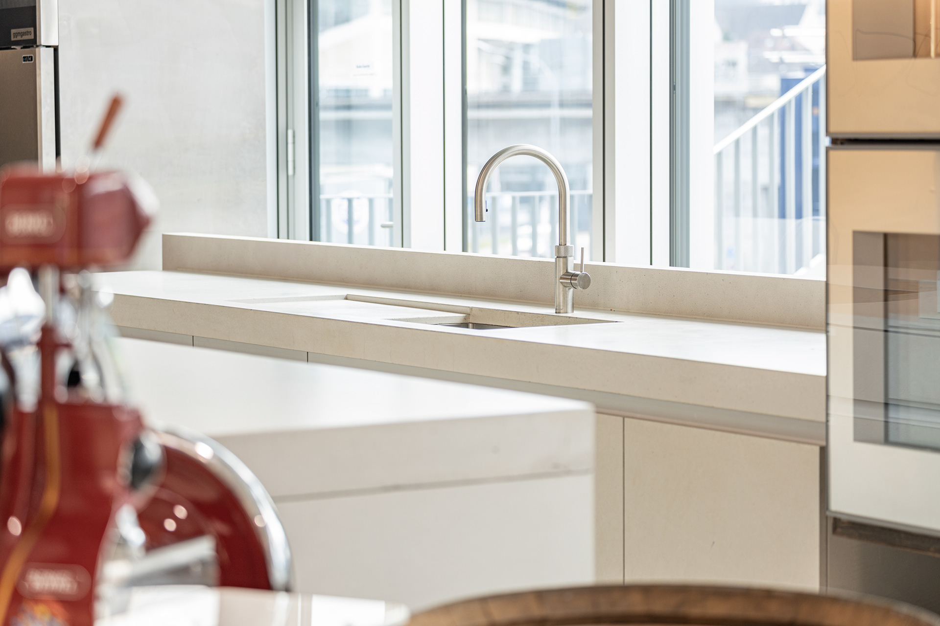 MKPHOTO, Architekturfotograf Zürich, Kochstudio Autocity Emil Frey Zürich Nord, Betonküchenabdeckung mit Quooker-Armatur. 