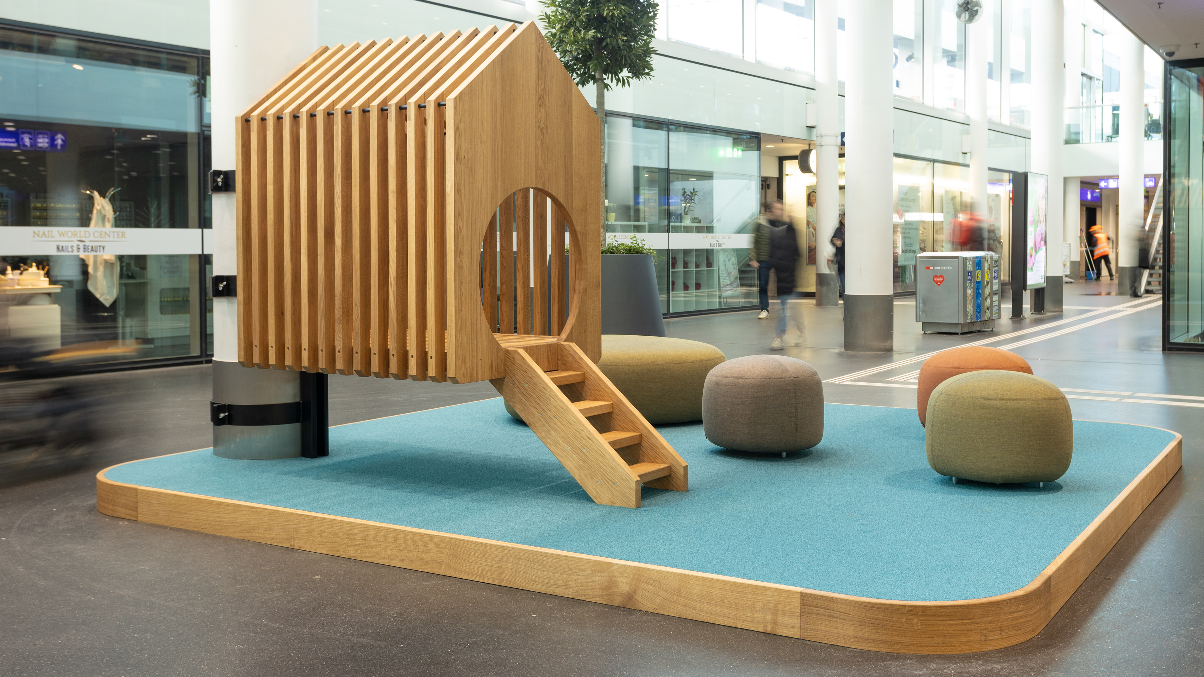MKPHOTO, Architekturfotograf aus Aarau, SBB Bahnhof Aarau, Holz-Baumhaus zum Spielen für die Kinder. 