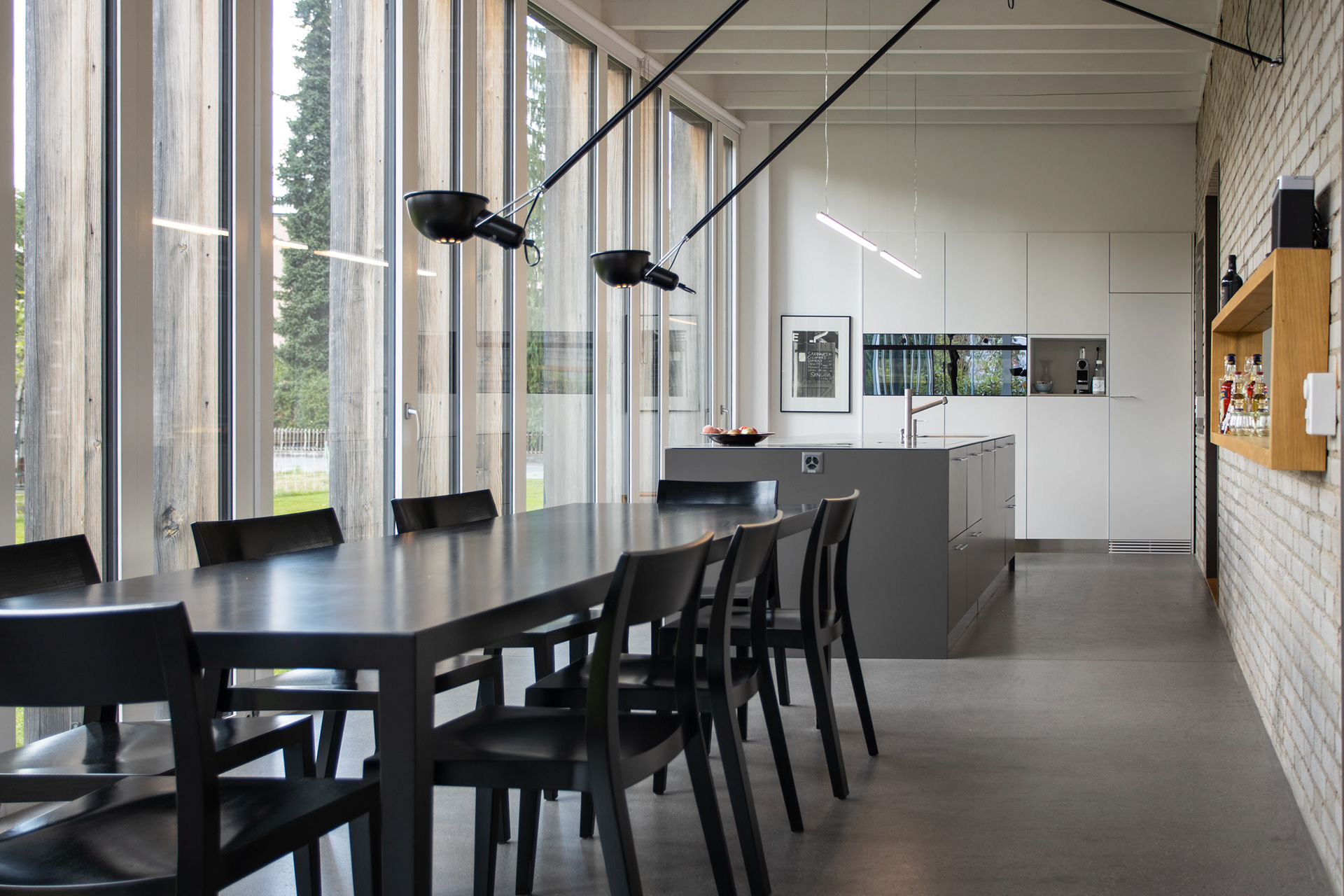 MKPHOTO, Architekturfotograf aus Aarau, Umgebaute Werkstatt in Gontenschwil,  Essbereich und Kücheninsel im Anbau.