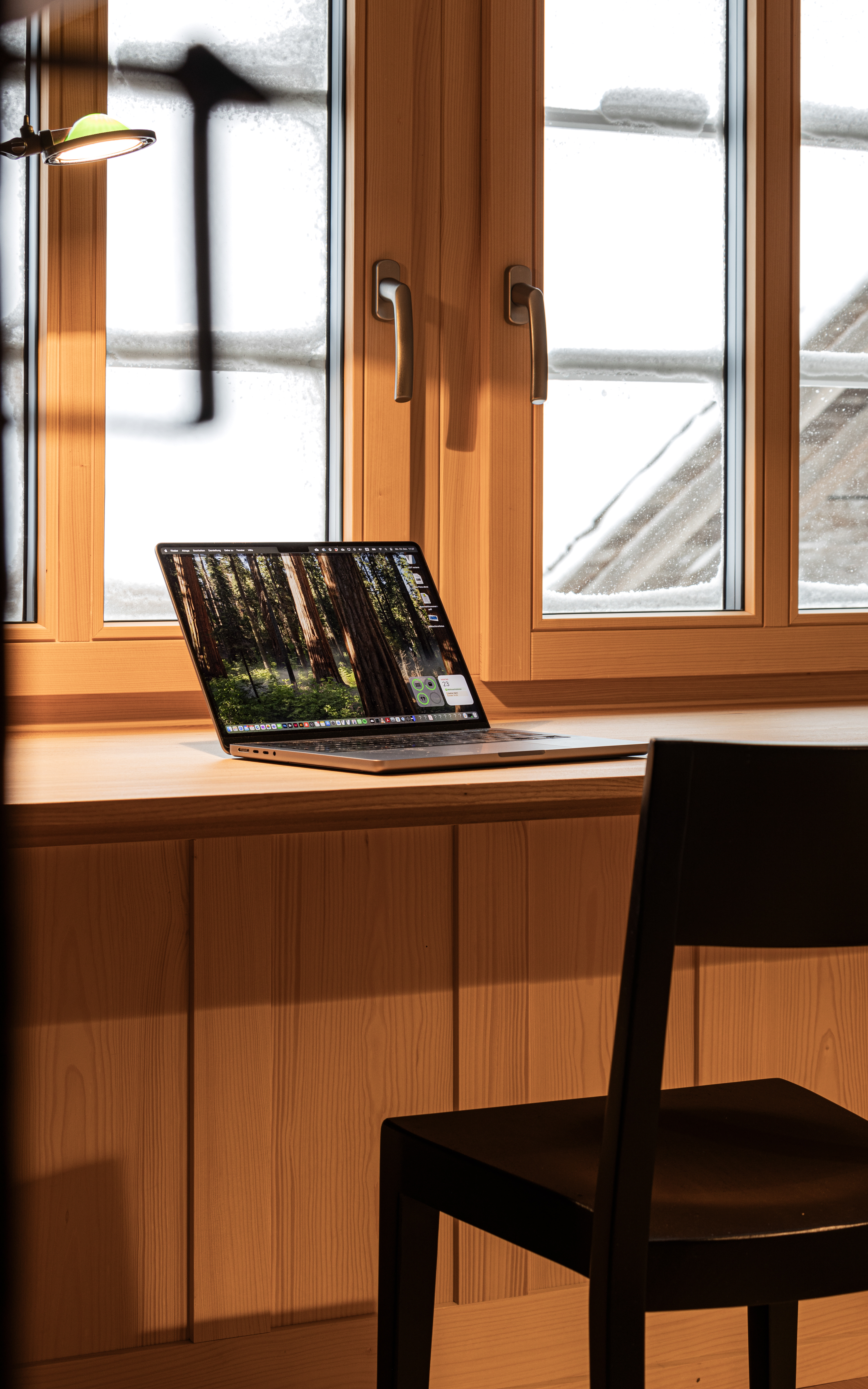 MKPHOTO, Architekturfotograf aus Aarau, Umgebautes Wohnhaus in Gadmen, Arbeitsplatz am Fenster 