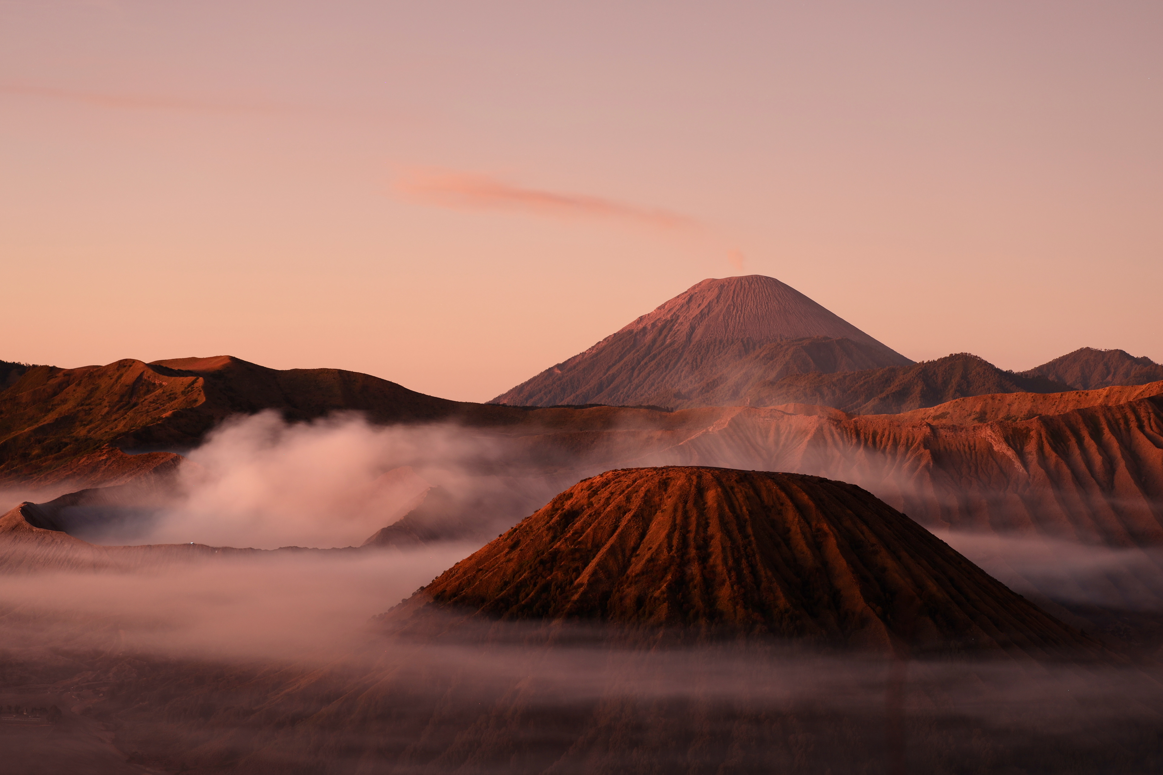 MKPHOTO, Landschaftsfotograf Schweiz, Bromo Nationalpark beim Sonnenaufgang mit Nebel in Java, Indonesien.