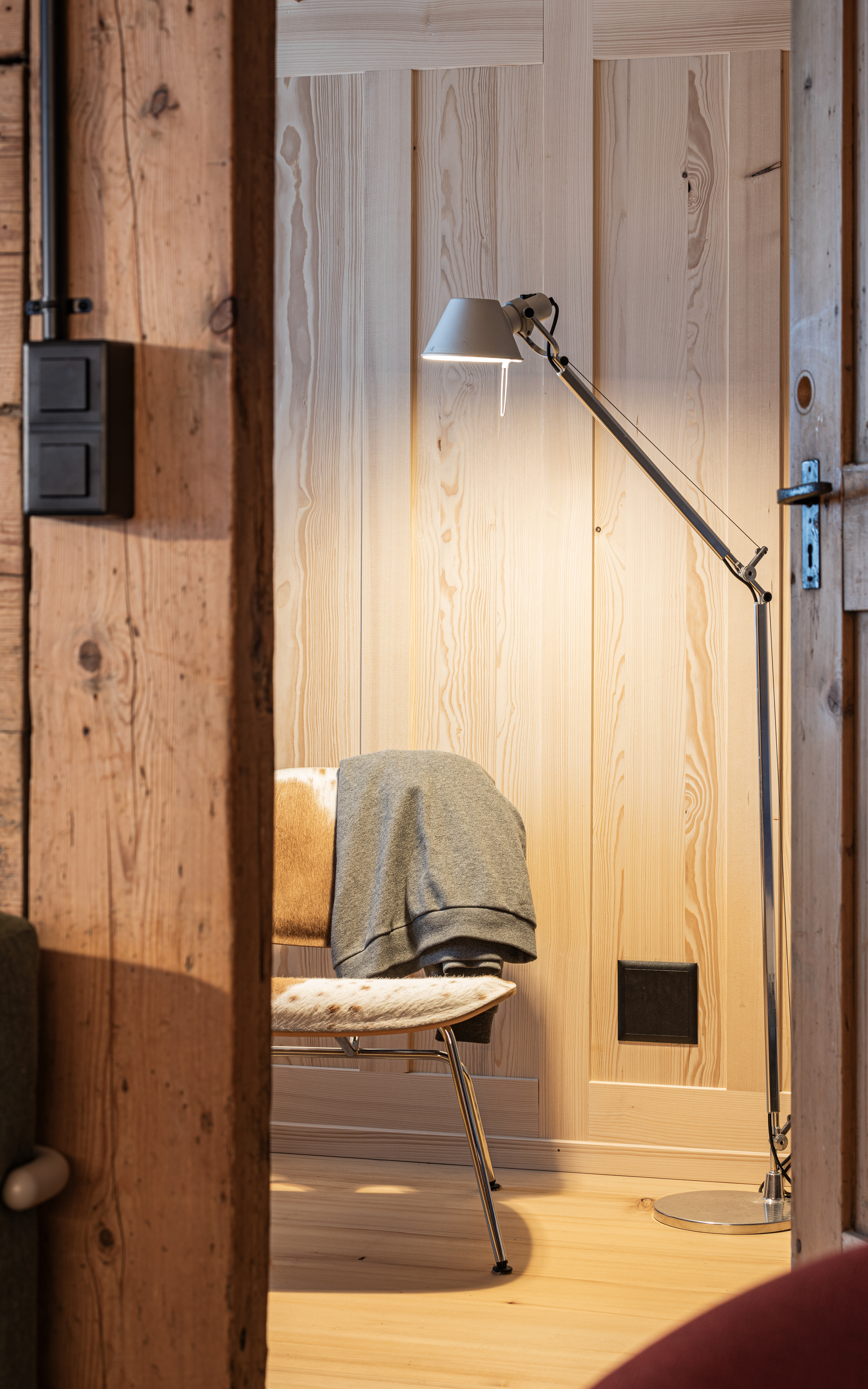 MKPHOTO, Architekturfotograf aus Aarau, Umgebautes Wohnhaus in Gadmen, Einblick in die Kammer mit neuem Wandtäfer 