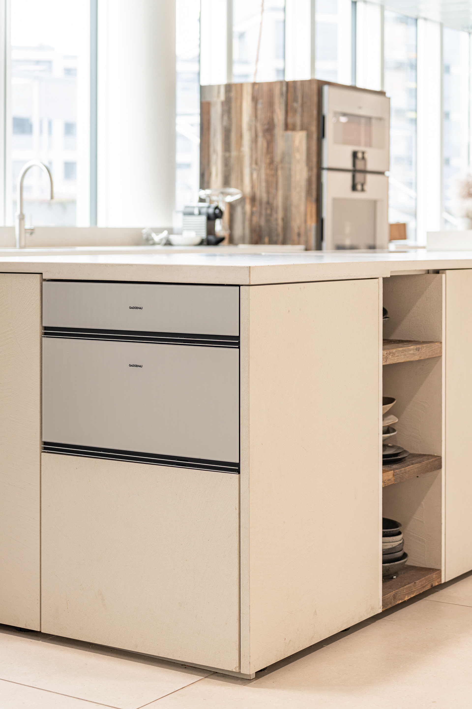 MKPHOTO, Architekturfotograf Zürich, Kochstudio Autocity Emil Frey Zürich Nord, Betonküchenabdeckung kombiniert mit Spachtelfronten. 