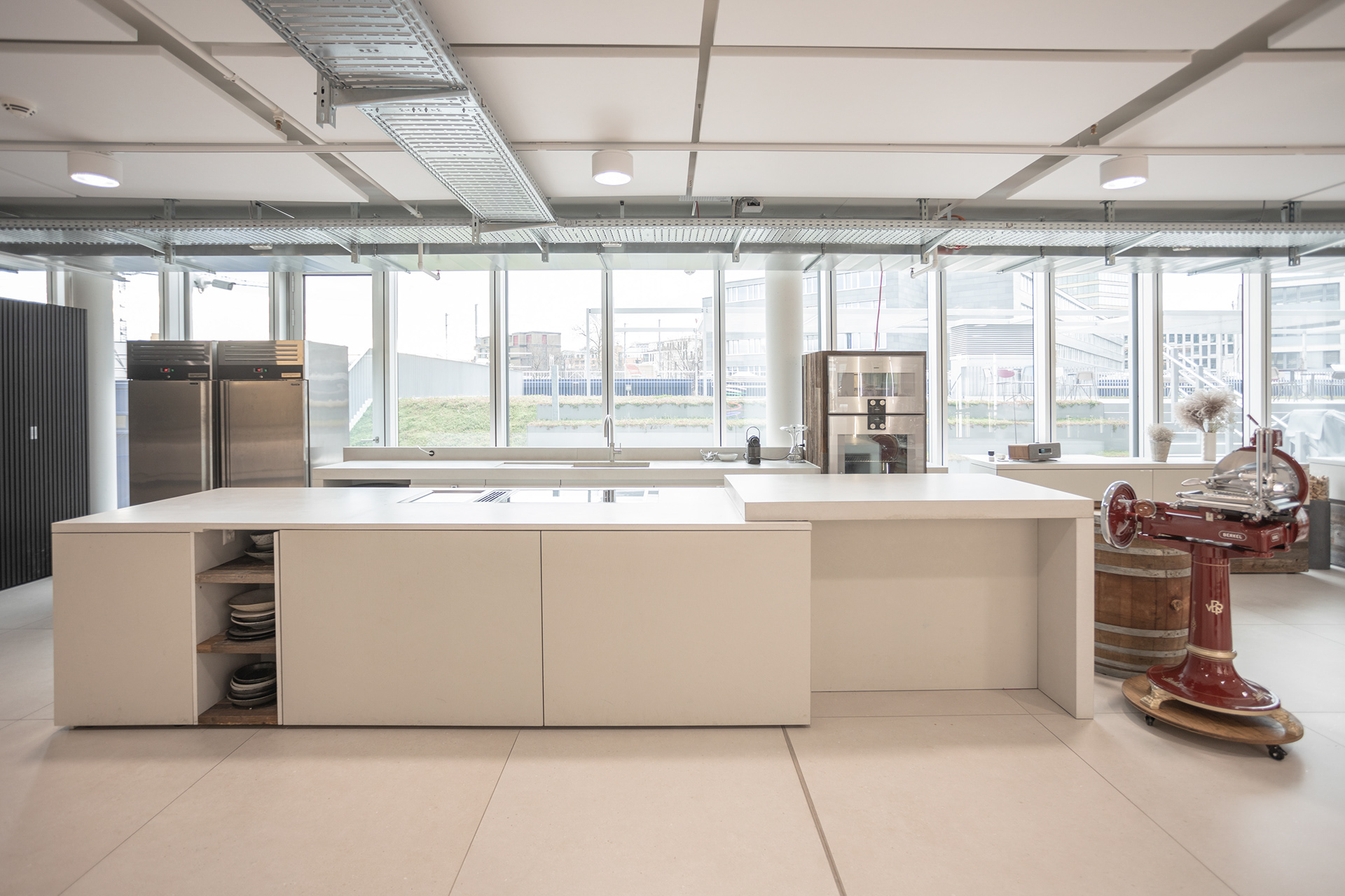 MKPHOTO, Architekturfotograf Zürich, Kochstudio Autocity Emil Frey Zürich Nord, Grosszügige Kochinsel mit Betonabdeckung. 