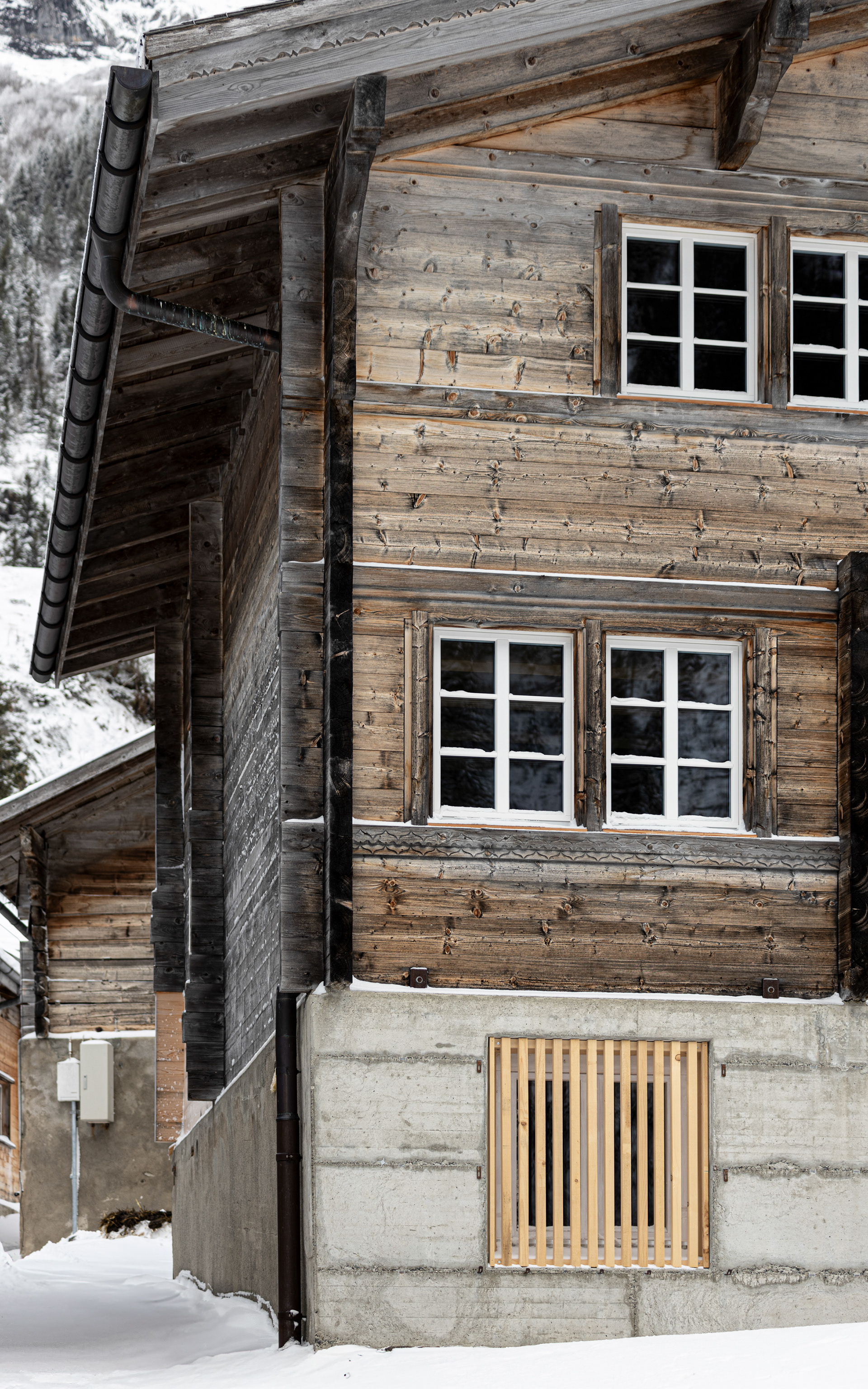 MKPHOTO, Architekturfotograf aus Aarau, Umgebautes Wohnhaus in Gadmen, Fassade mit altem Strick 