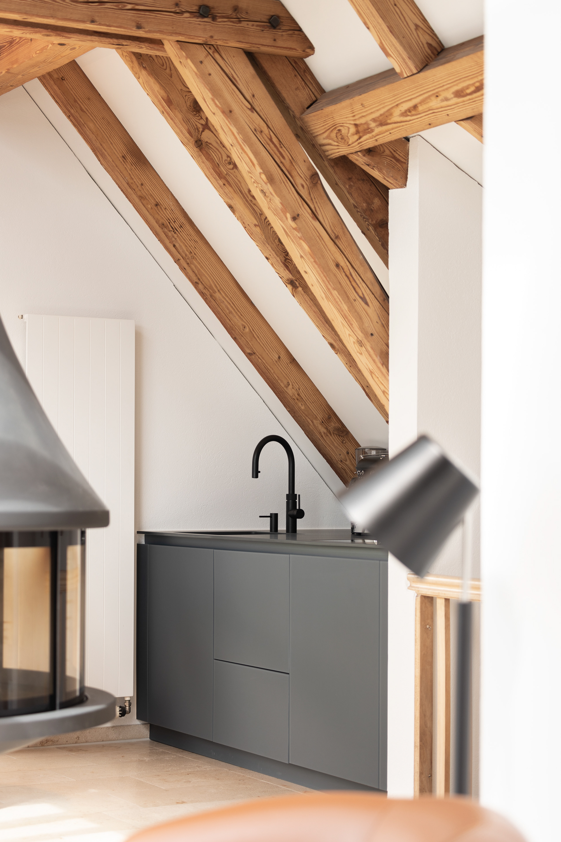 MKPHOTO, Architekturfotograf Aarau, Umbau Dachstock Zofingen, Schwarze Küchenzeile. 