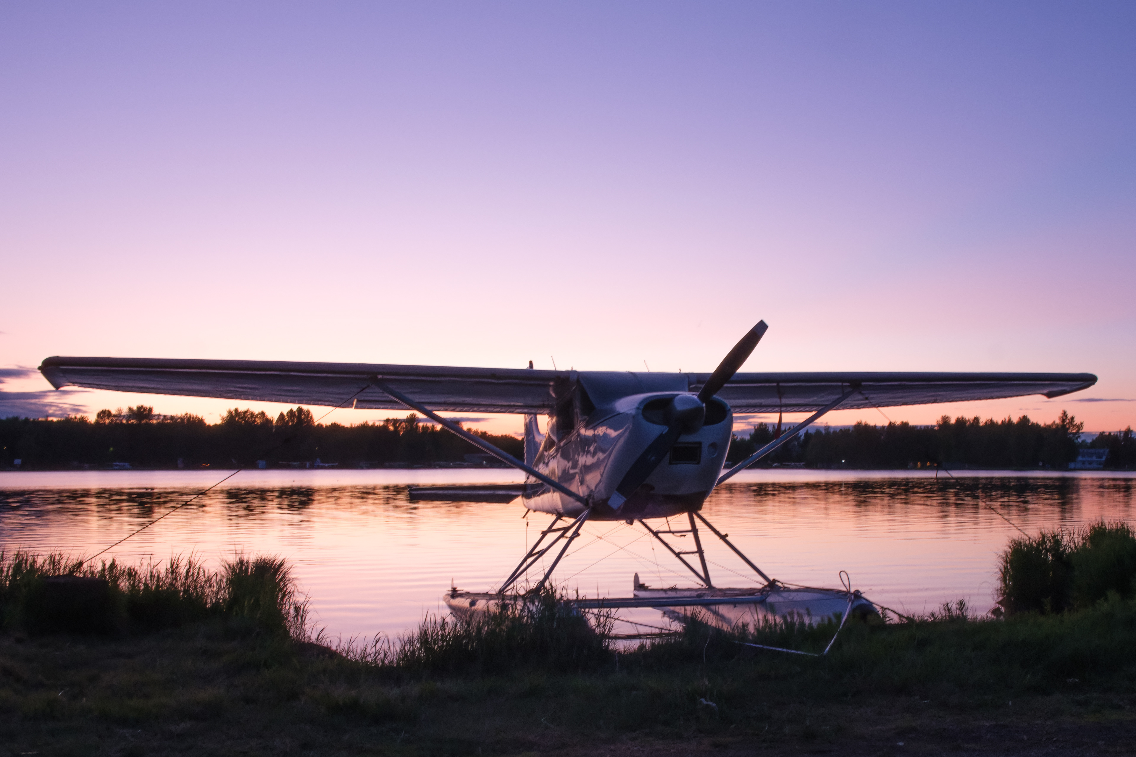 Floatplane at Lake Hood (ISO 800, f/16, 1/9 sec, 18mm, Av EC -0.33)