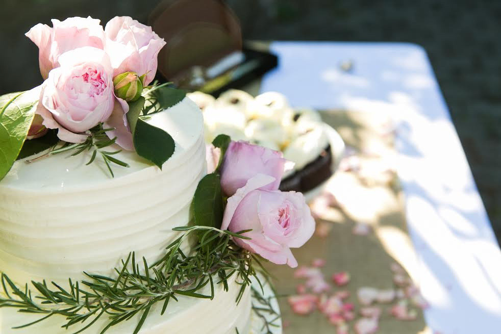Italian buttercream weddinng cake with fresh flowers, 2016