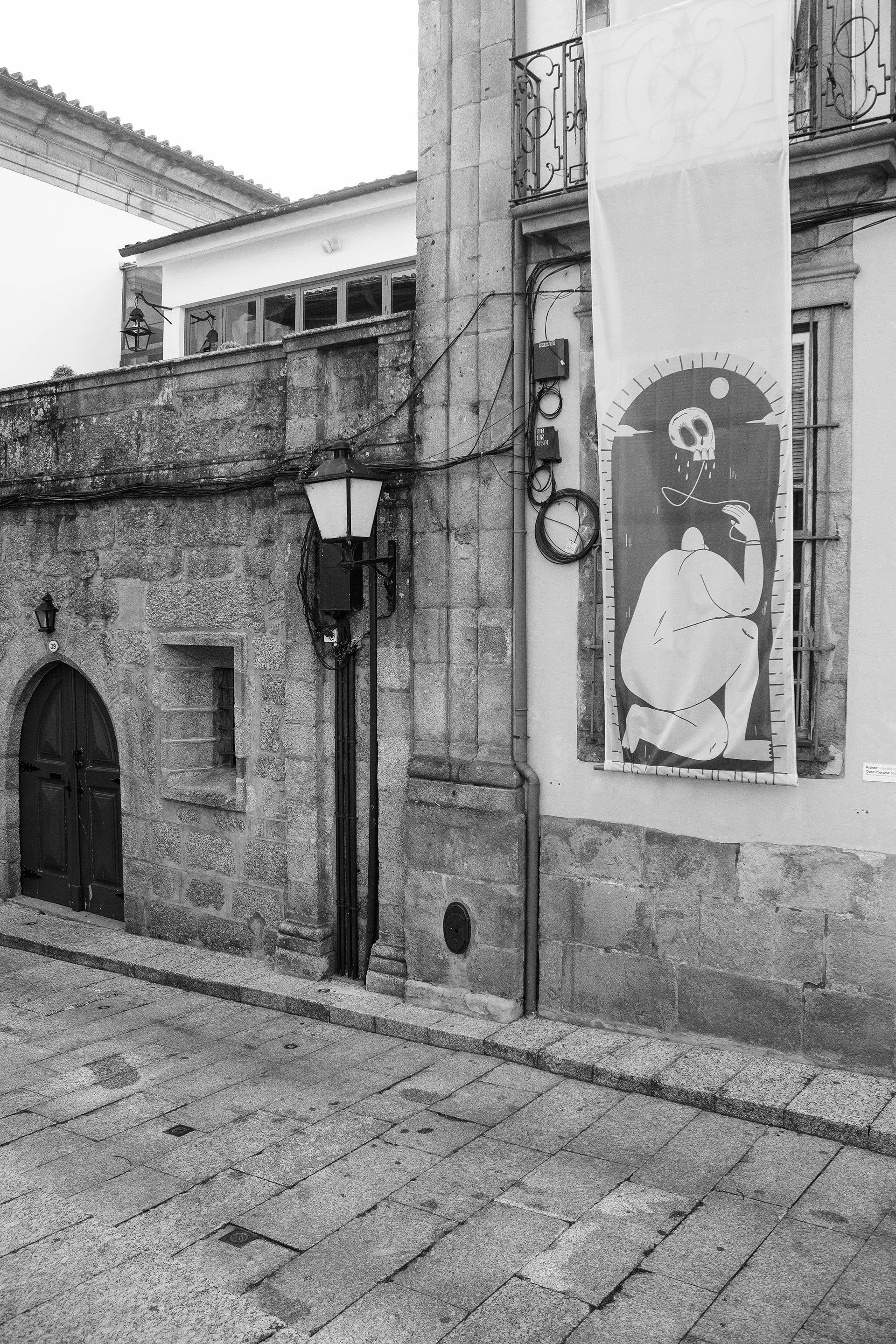 Faixa na fachada da  Biblioteca Raul Brandão