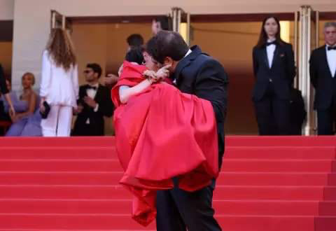 Apres l'intervieuw elle l'as Fait , elle a monter les marcher dans les bras de son amour ça m'avait tellement toucher , bisous ma belle tu as toute mon admiration!
