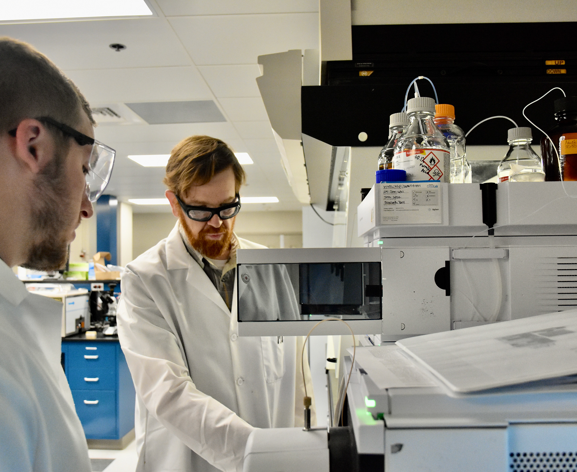Lab technician explaining process to his collegaue
