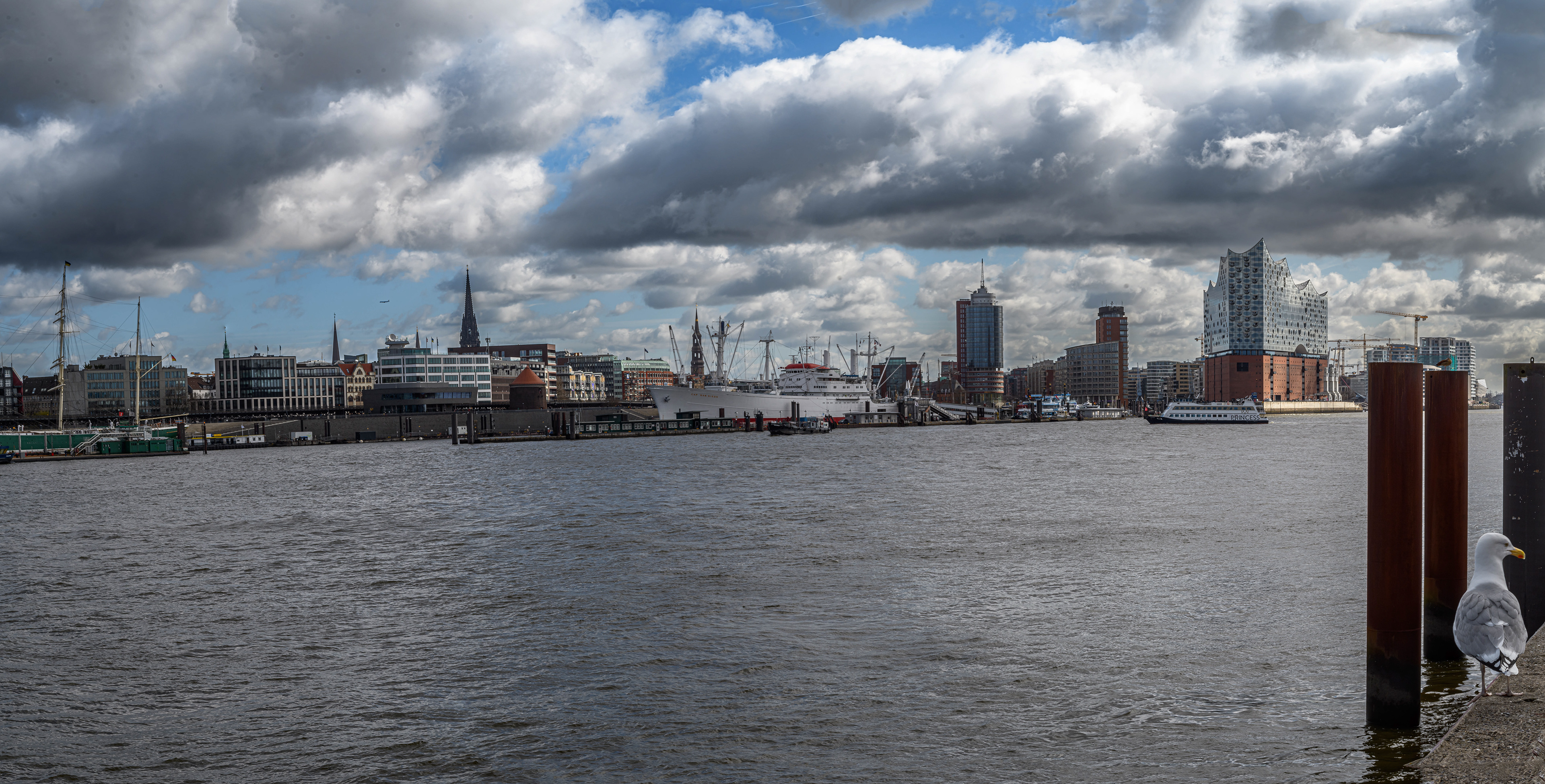 Hamburg Blick auf Landungsbrücken und Elbphilharmonie