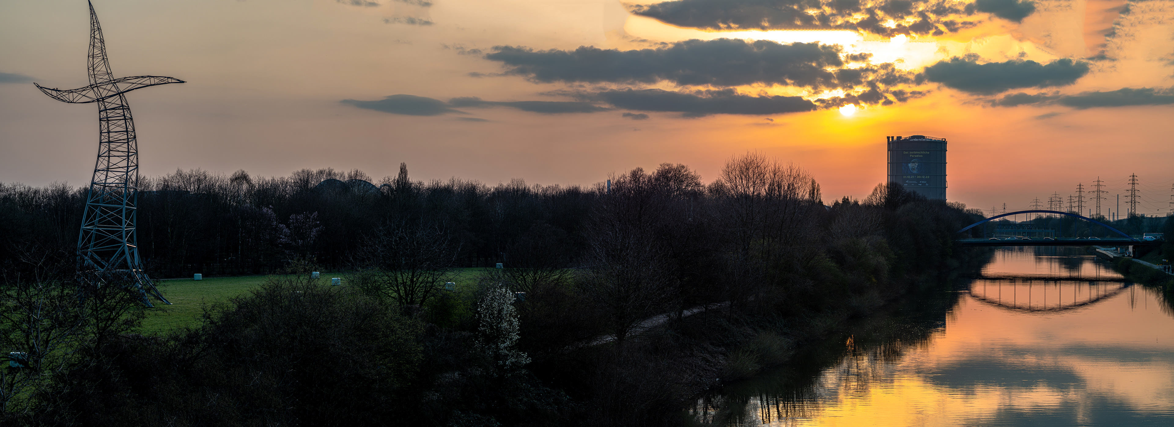 Blick auf Gasometer Oberhausen und Zauberlehring