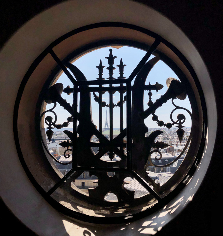 à travers un des  hublots de la danse