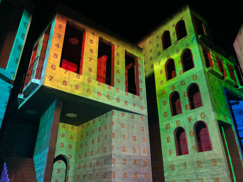 réglage du mapping video sur les maisons tournantes de Don Giovanni