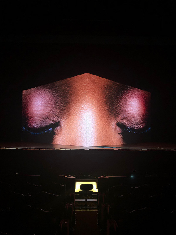 les yeux de la traviata à l'entrée du public
