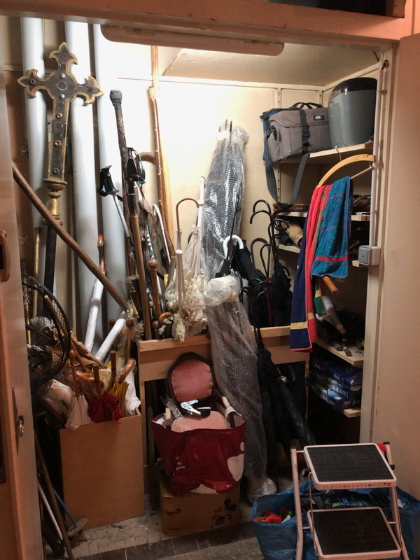 un simple placard, chez les accessoiristes