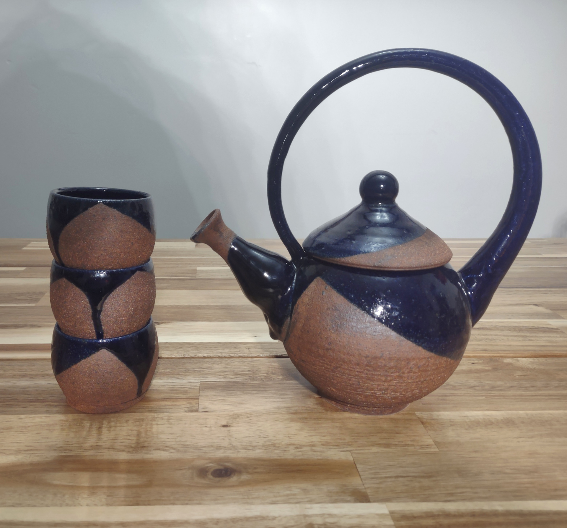 Byron Ramos - Circular Teapot with Cups