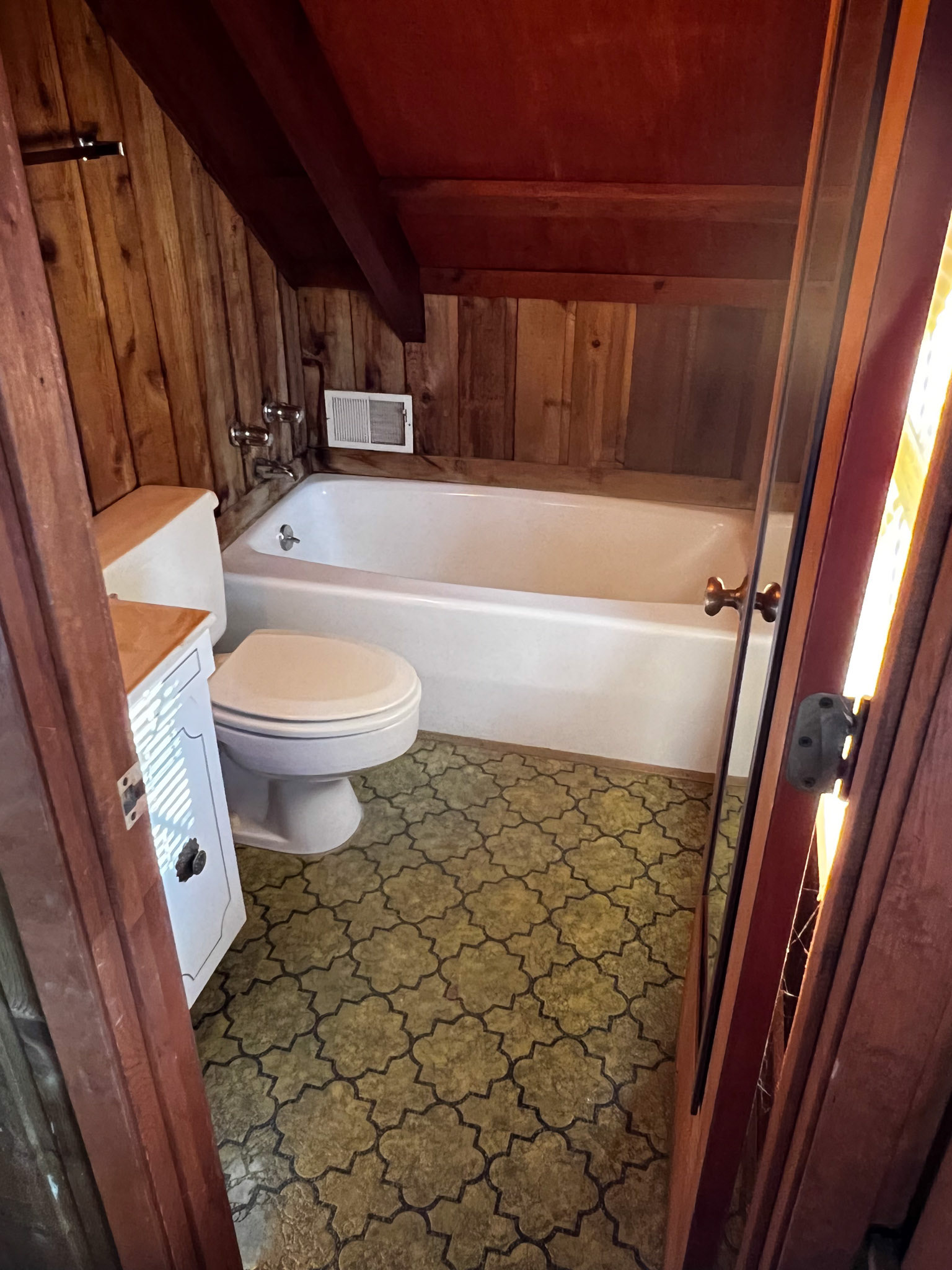 The original tub is the only element that withstood time and was not replaced.