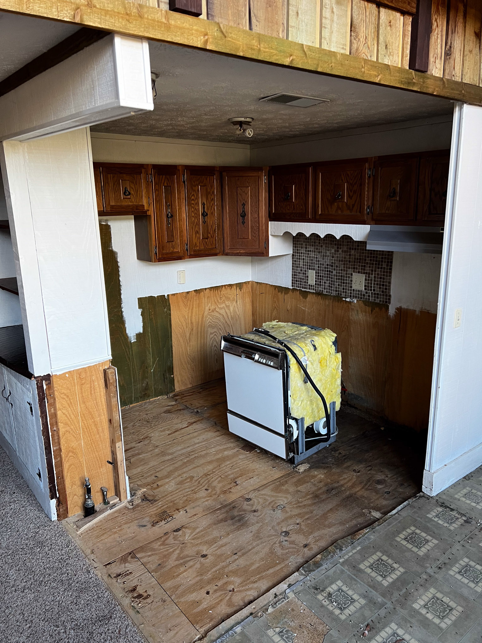 The original kitchen was very dated withbworn appliances