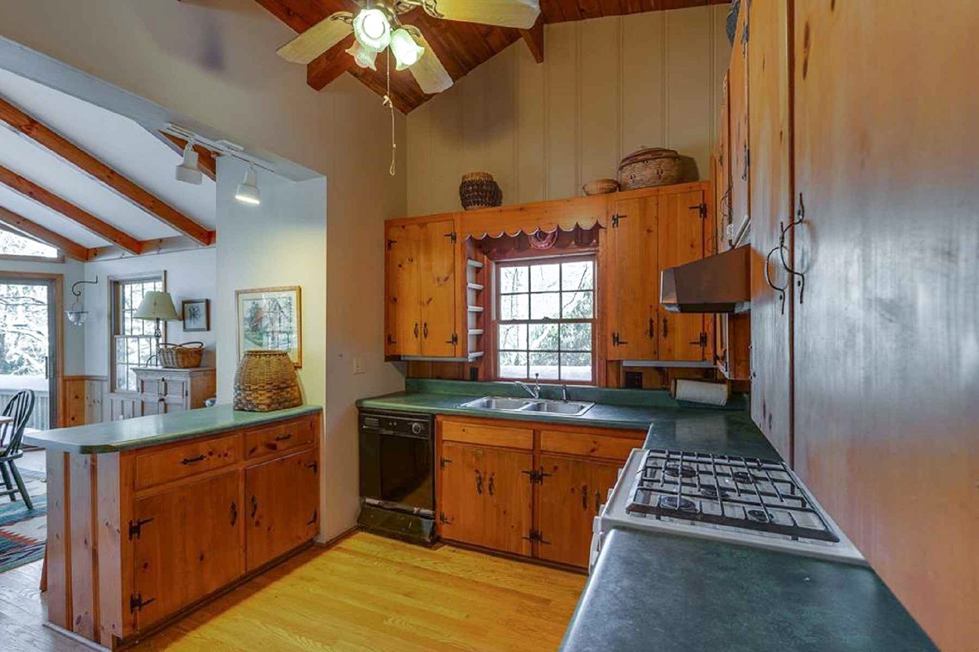 A complete makeup was needed for this kitchen from the 80s.