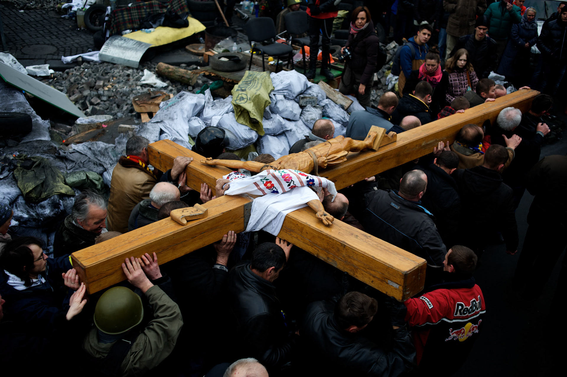 KIEV, UKRAINE - February 24, 2014: Thousands descend on Kiev's Independence Square to pay respect for the anti-government protestors killed days before, during clashes with the riot police. CREDIT: Paulo Nunes dos Santos