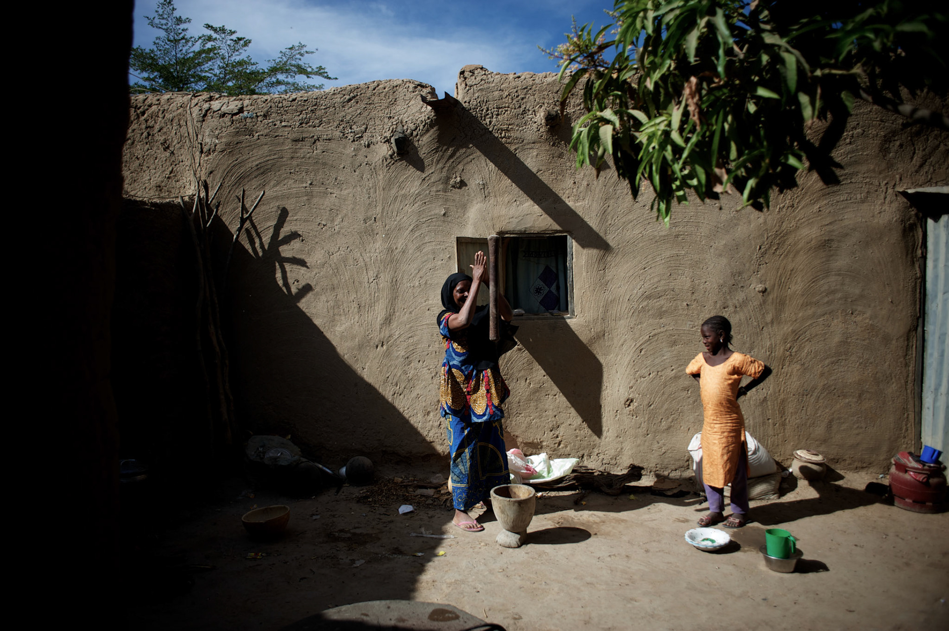 January 19, 2013 - Niono, Mali: Local prepare ingredients for dinner in Niono village, the last government controlled location before Diabaly, a city under islamist militants control since the 14th of January.Several insurgent groups have been fighting a campaign against the Malian government for independence or greater autonomy for northern Mali, an area known as Azawad. The National Movement for the Liberation of Azawad (MNLA), an organisation fighting to make Azawad an independent homeland for the Tuareg people, had taken control of the region by April 2012.The Malian government pledge to the French army to help the national troops to stop the rebellion advance towards the capital Bamako. The french troops started aerial attacks on rebel positions in the centre of the country and deployed several hundred special forces men to counter attack the advance on the ground. (Paulo Nunes dos Santos)